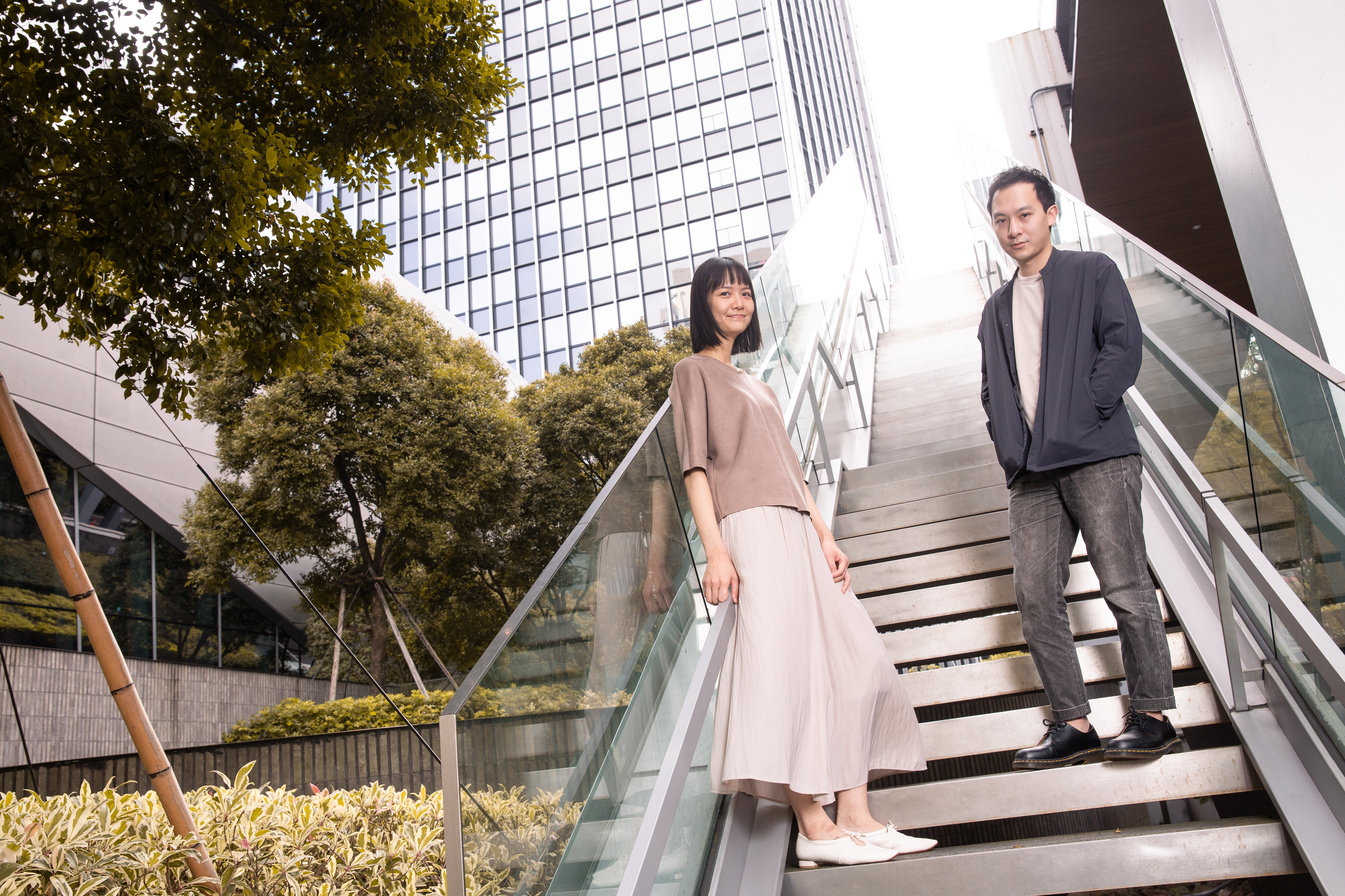 Cicada團長江致潔（左）和小提琴手許罡愷與本刊分享《那個男人》配樂創作心得。