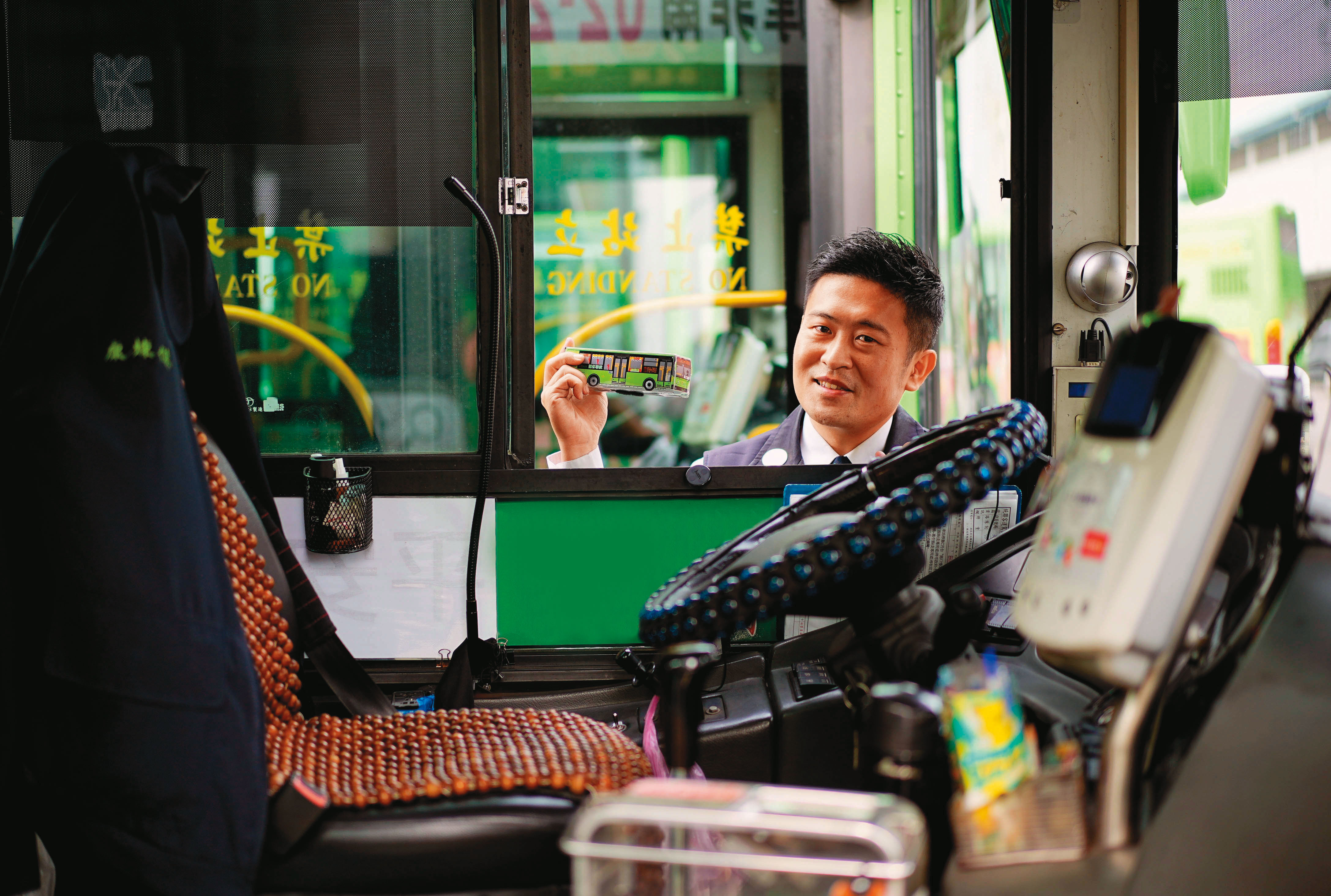 康煉傑，40歲，台中市，統聯客運公車司機