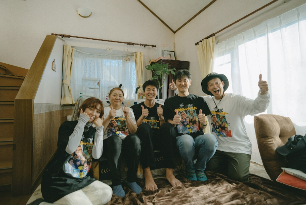 風田（中）近日跟著節目團隊到青森老家出外景。（TVBS提供）