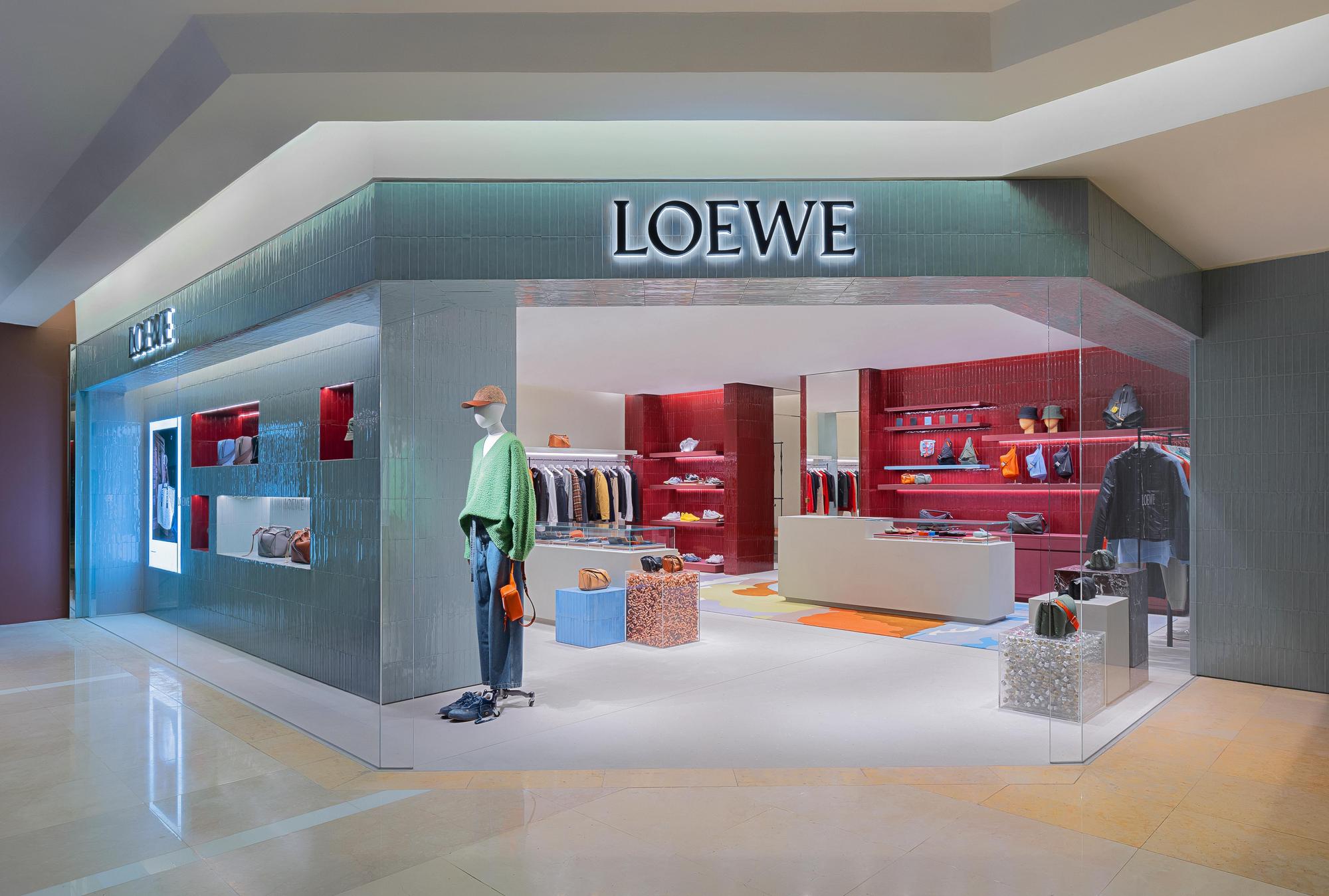 LOEWE於台中新光三越2樓開設獨立男裝店。(LOEWE提供)