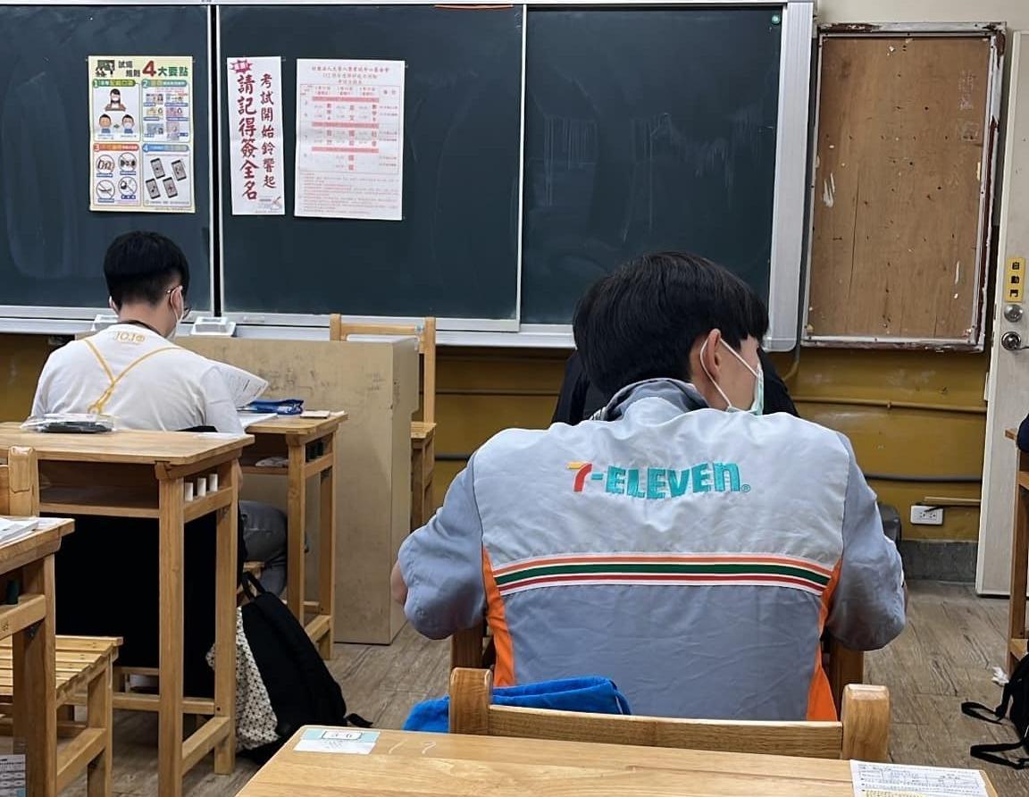 有位學測考生穿著7-11制服應考，引起許多網友熱議。（翻攝自路上觀察學院臉書粉專）
