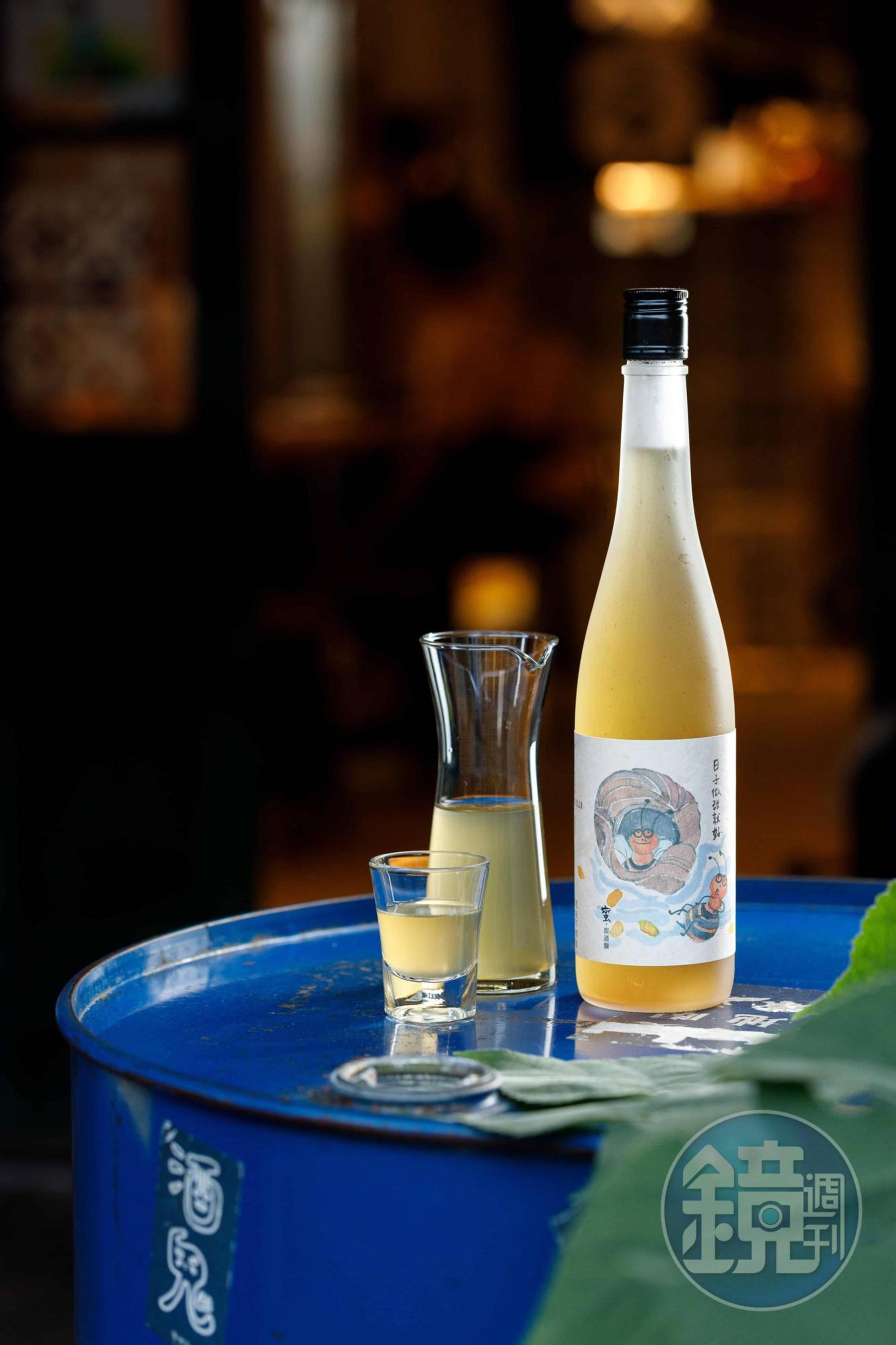 富含蜂蜜甜香的酒液中帶了點不膩口的爽酸,是名符其實的「蜜甜酒釀」。(內用200元/壺,580元/瓶)