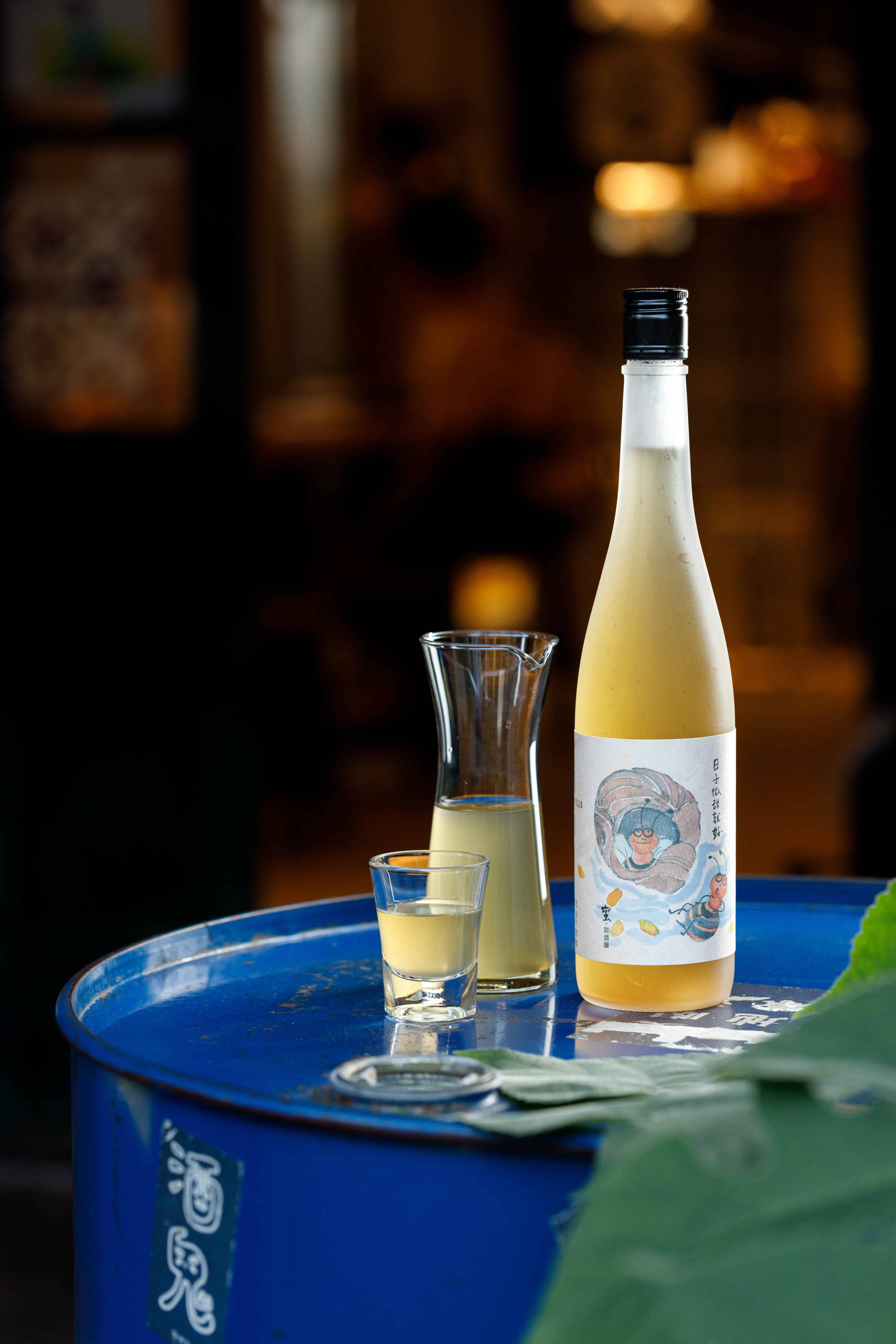 富含蜂蜜甜香的酒液中帶了點不膩口的爽酸，是名符其實的「蜜甜酒釀」。（內用200元／壺，580元／瓶）