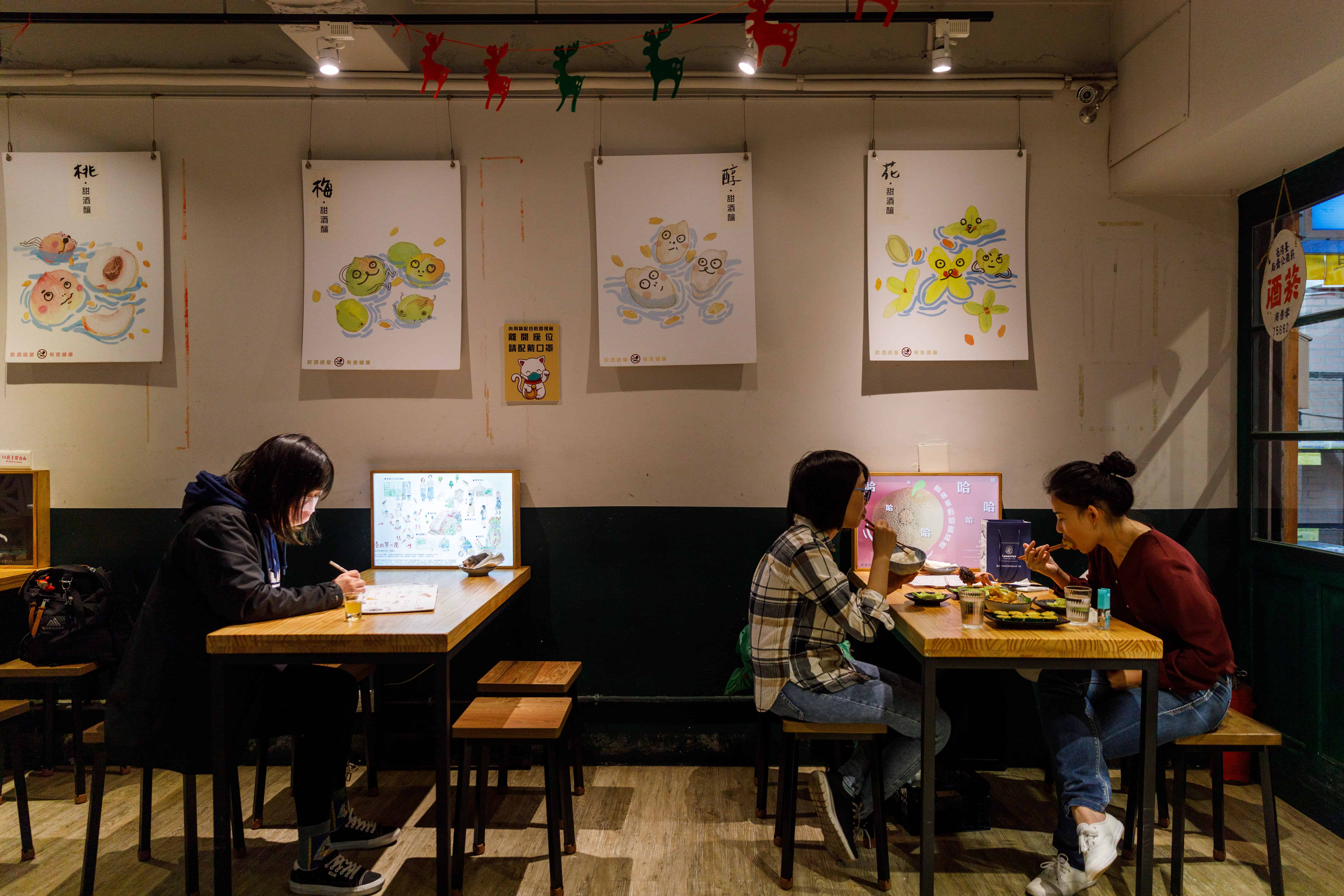「家吶子」店內掛上的手繪插畫，也是甜酒釀系列的各款酒標。