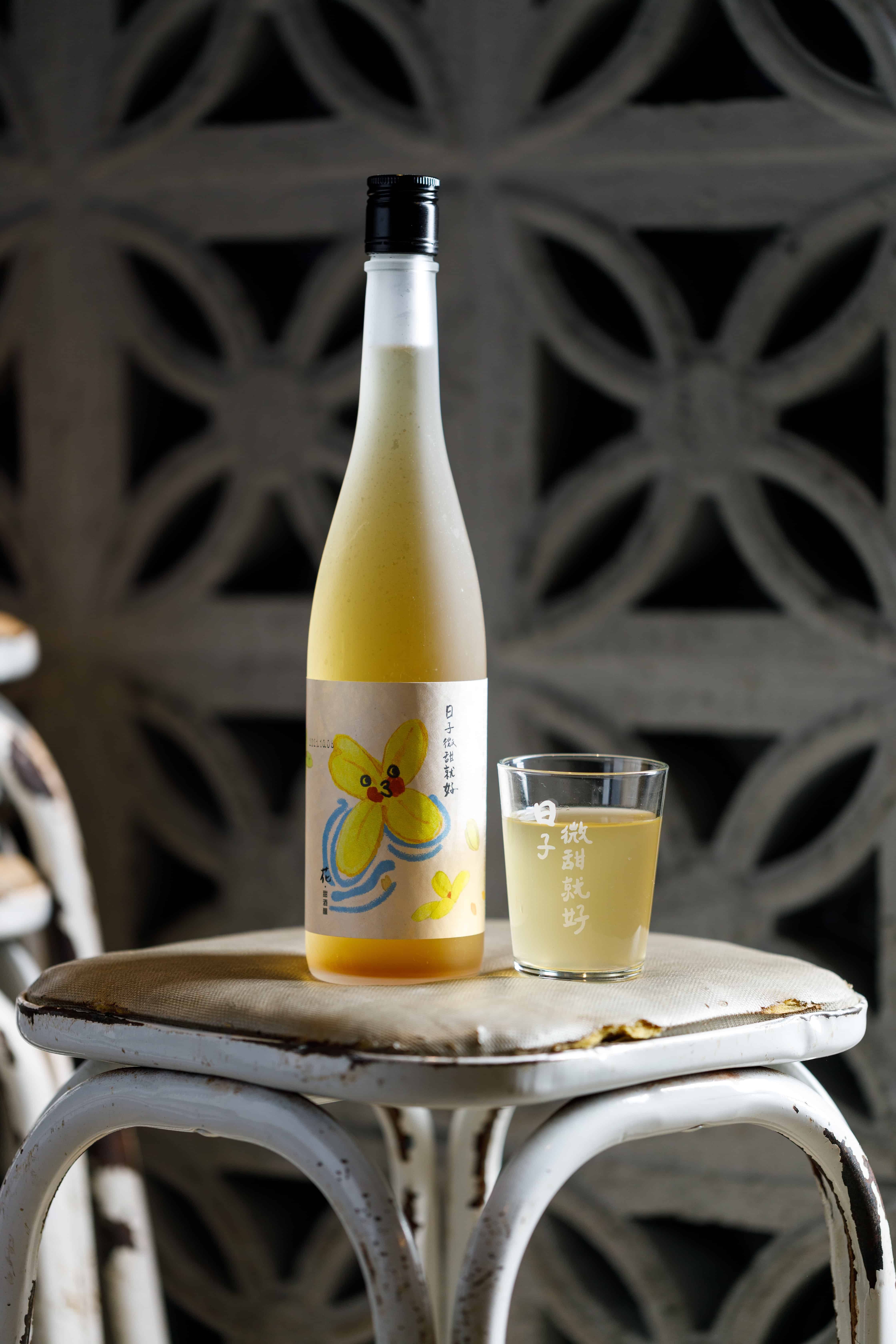 排行銷售第一的「花甜酒釀」，米與花香混合出口齒留香的清甜，害我不小心帶了一瓶回家。（內用200元／壺，580元／瓶）