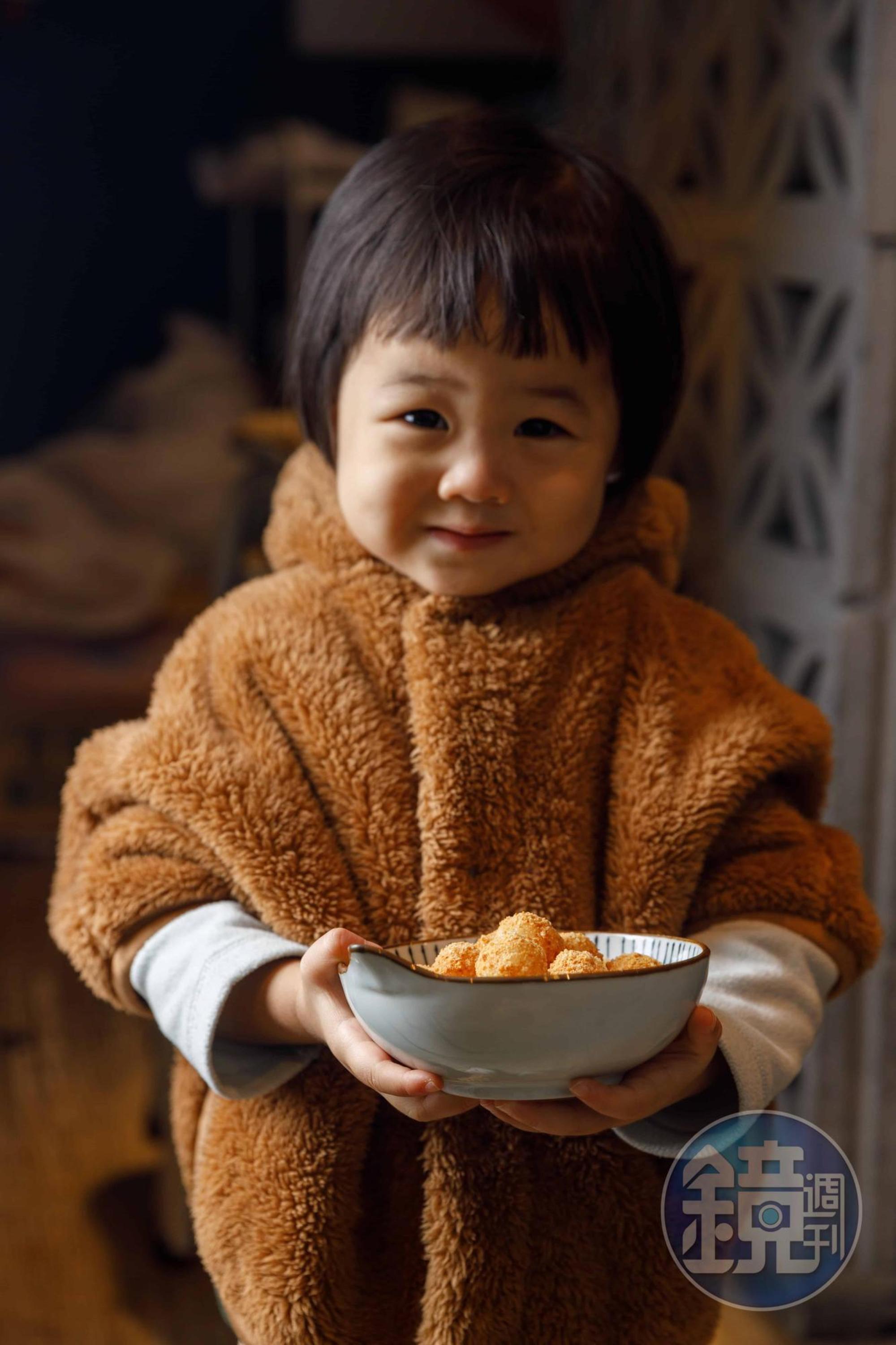 劉哲豪萌翻眾人的女兒柳橙,是自家炸湯圓的小鐵粉與最佳代言人。