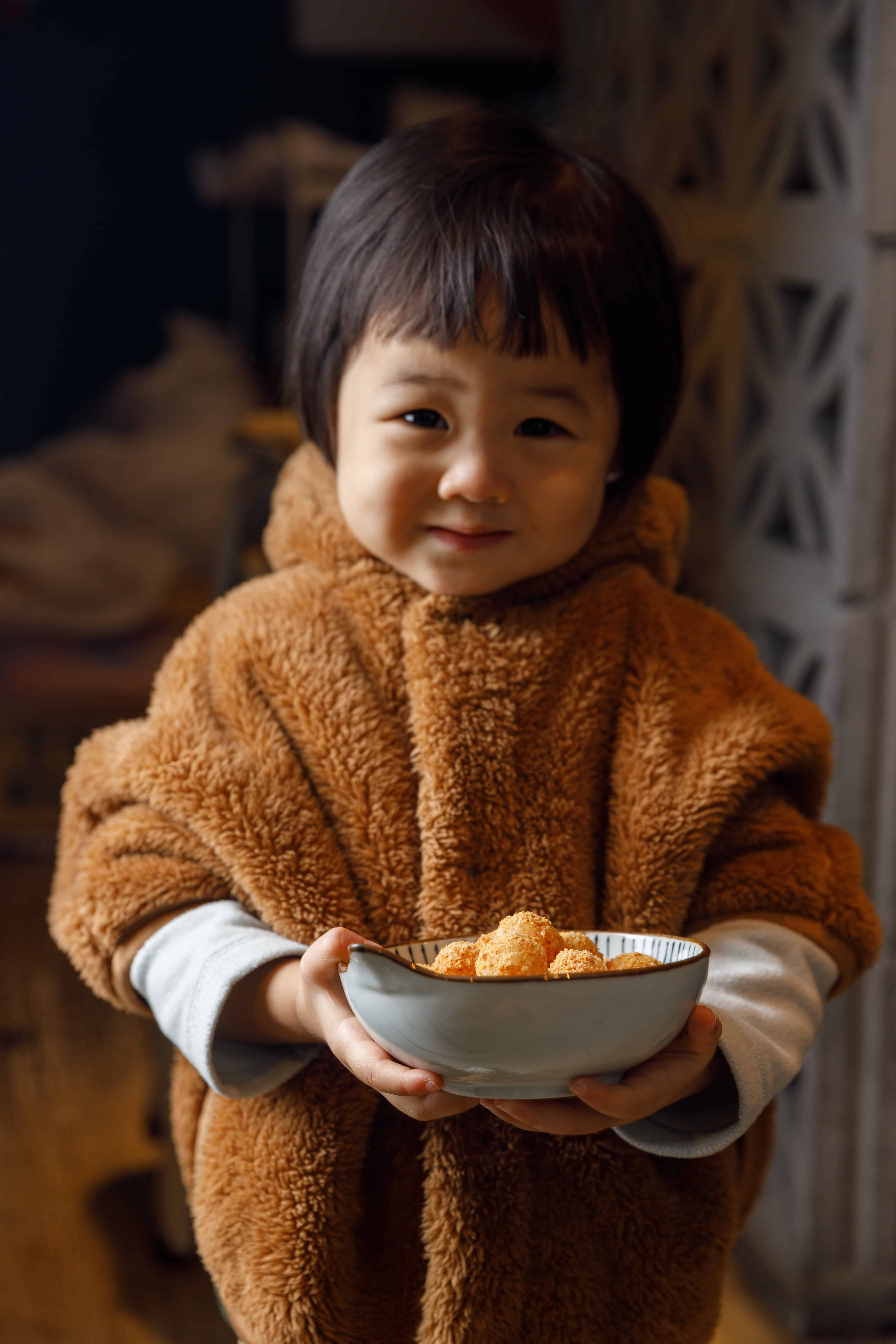 劉哲豪萌翻眾人的女兒柳橙，是自家炸湯圓的小鐵粉與最佳代言人。