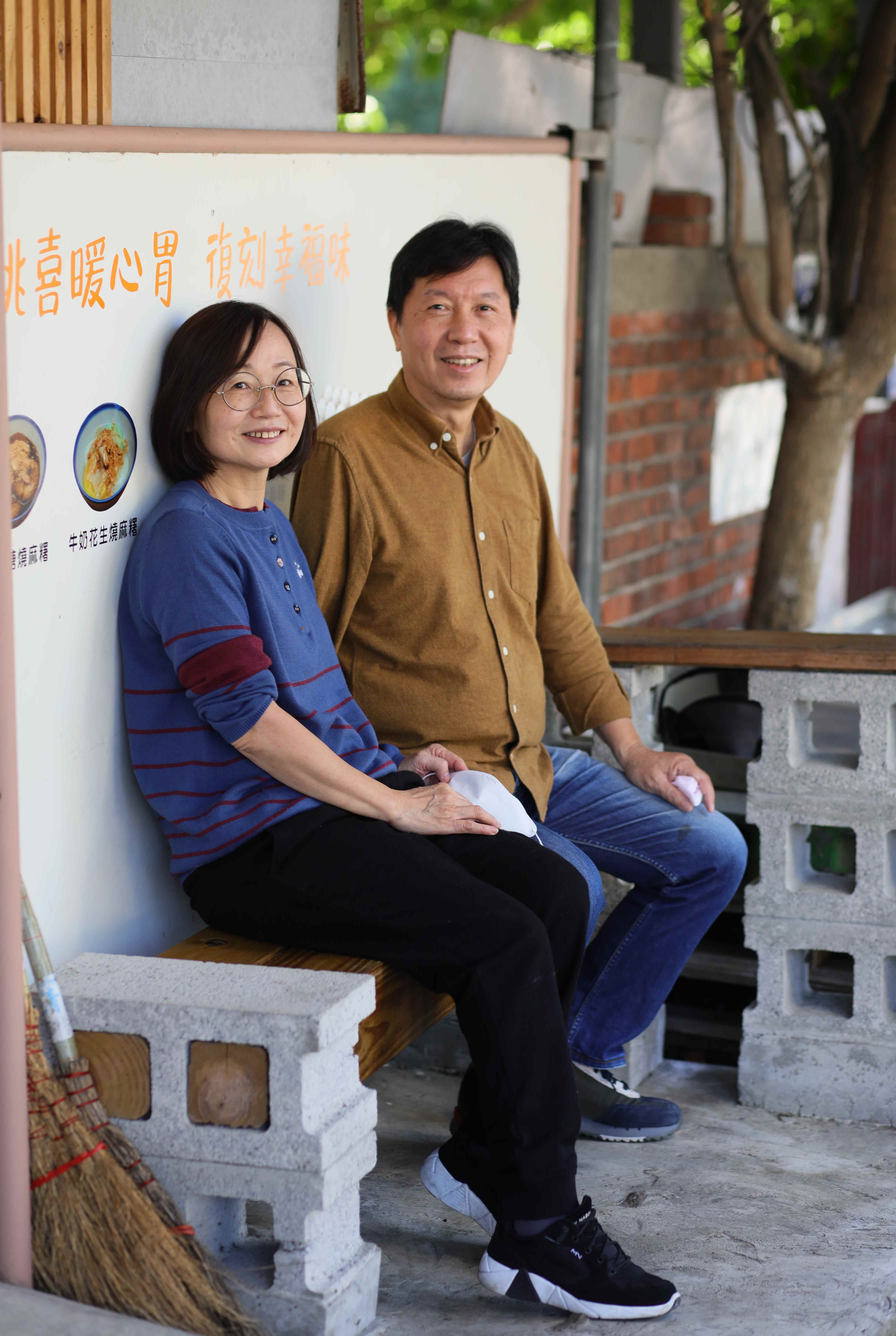 林璧珍（前）與先生蔡明仁（後）一起用南庄帶來的傳統客家記憶經營桃喜。