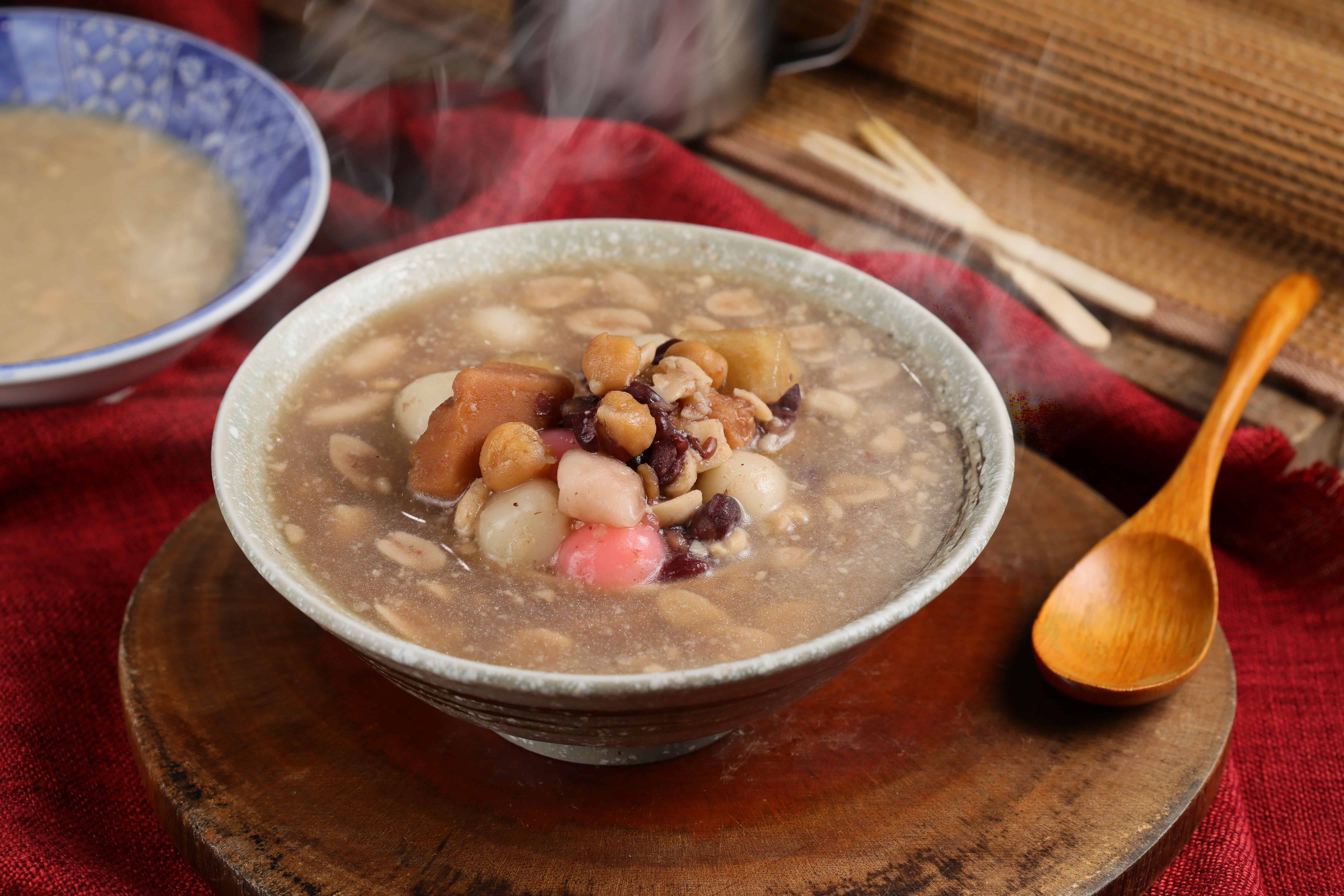 最喜氣洋洋的莫過於「招牌甜湯」，一次集合了蜜芋頭、雪蓮子、湯圓等多種配料於一碗。（75元／碗） 