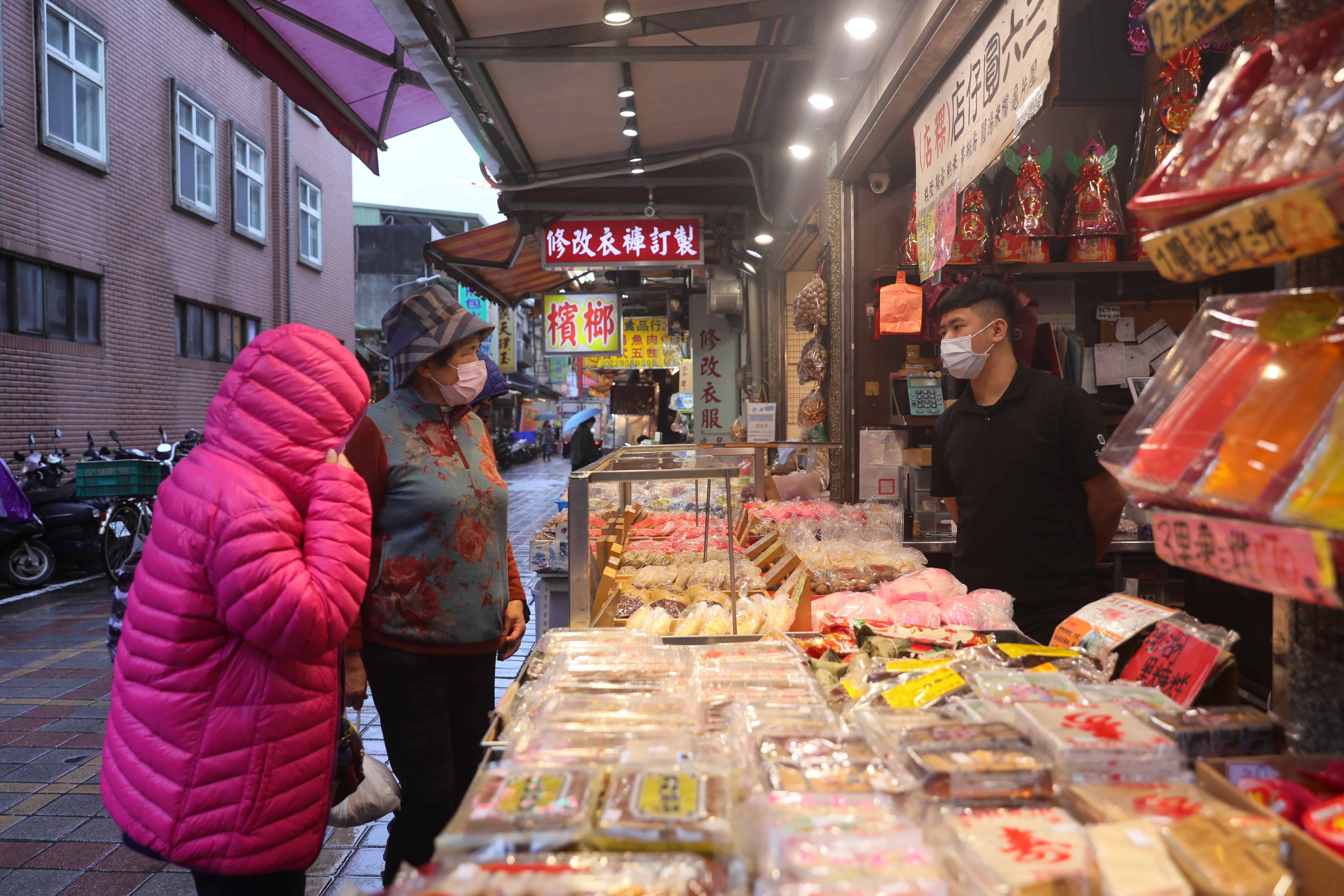 除了甜湯,製作販售年節祭拜的糕餅粿,也是三六食粑四代相傳至今的強項。