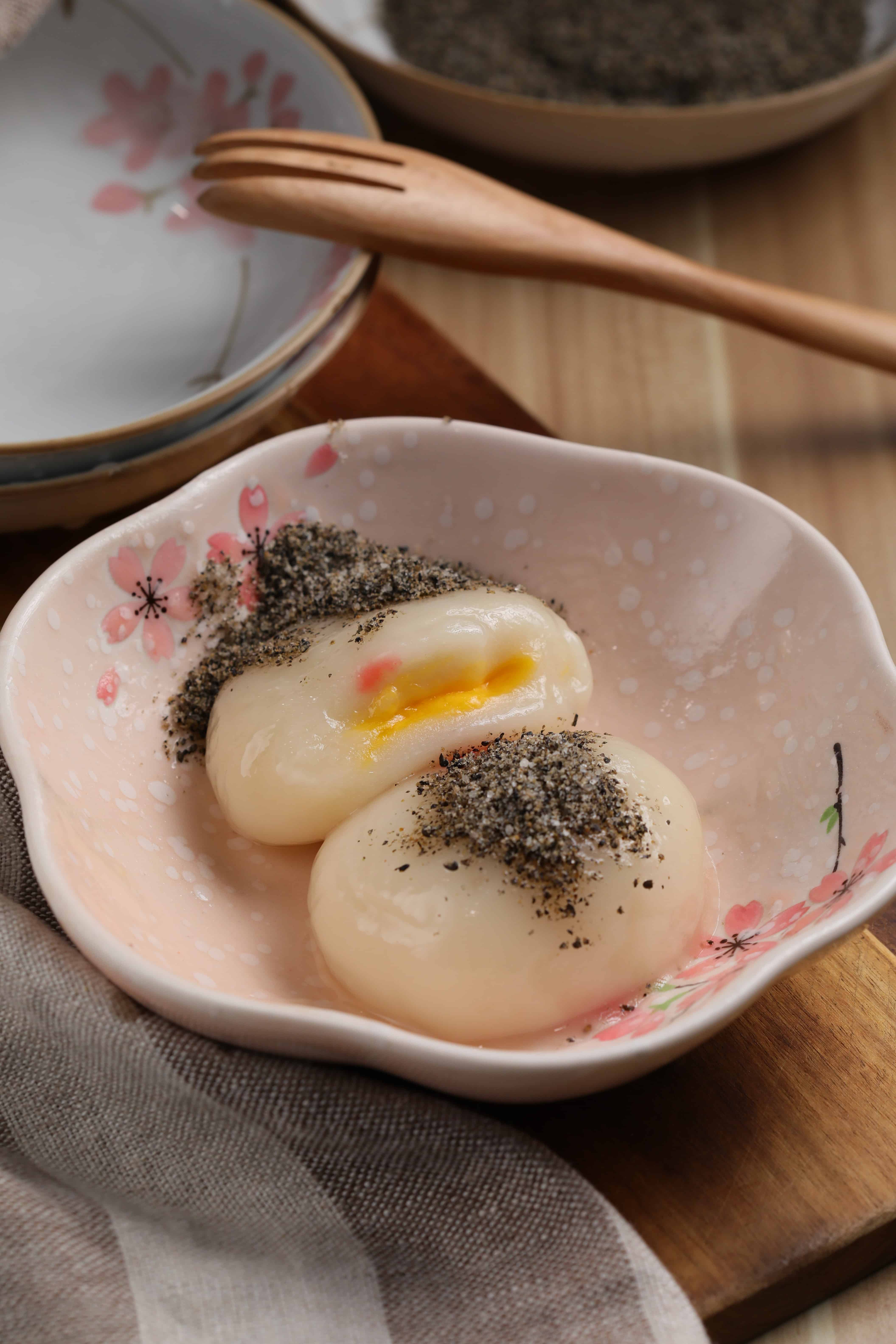 「黃金麻糬」是店裡的創意品項,鹹甜鹹甜的滋味令人越吃越饞。(60元/2顆)