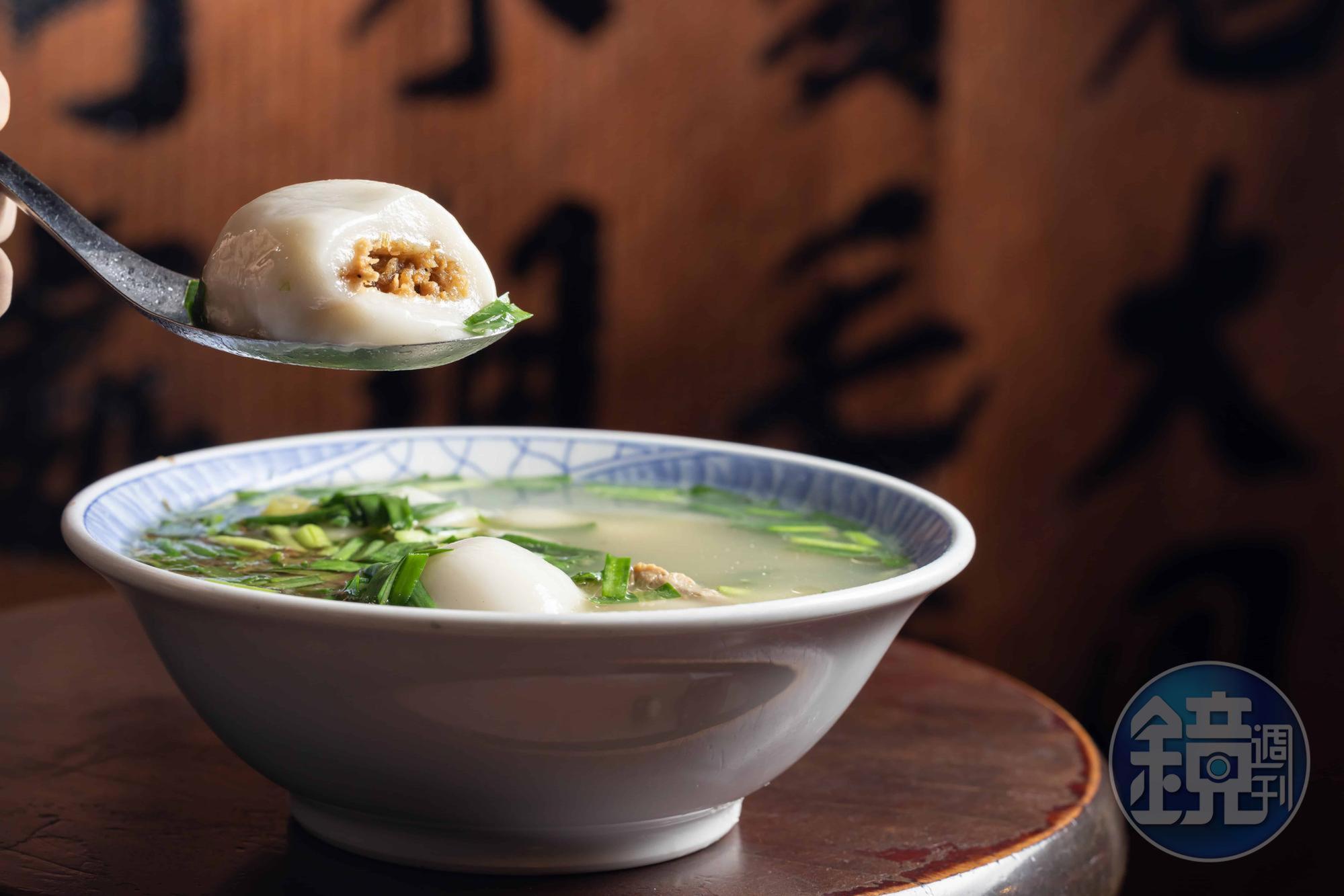 「古早味新街龍湯圓」的湯圓是能做為主餐，不分年節限定的家常美食。 
