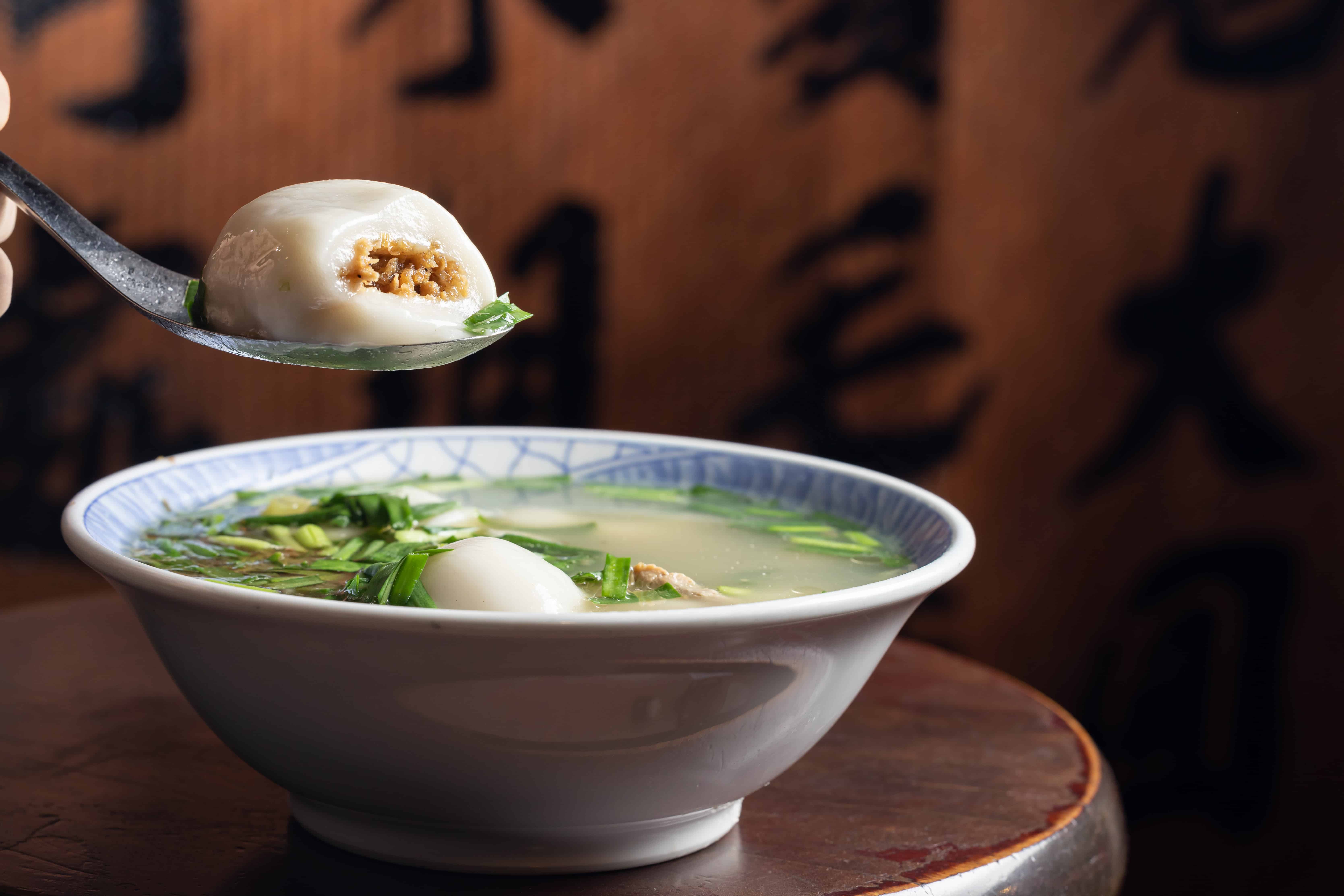 「古早味新街龍湯圓」的湯圓是能做為主餐，不分年節限定的家常美食。 