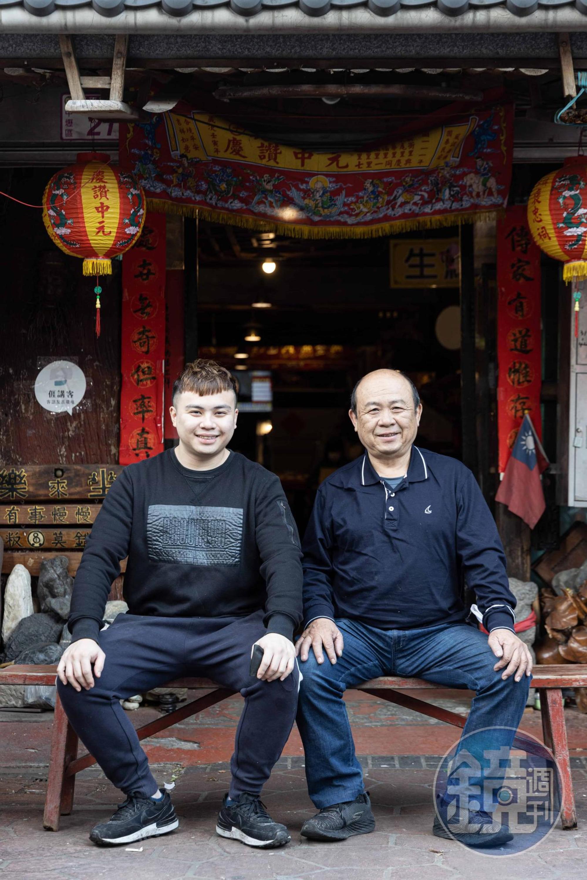 就學時選擇了餐飲食品的（左）謝宇晏為了替（左）爸爸謝明宗分憂，回家接手店面經營。