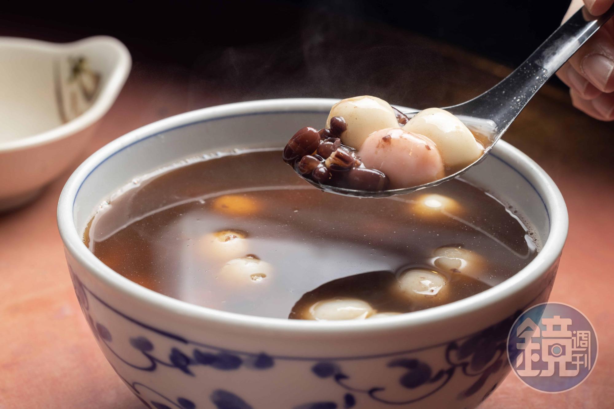 碗公分量的「紅豆小湯圓」一上桌，我趕緊相揪攝影師一起對分這份澎湃。（75元／碗）