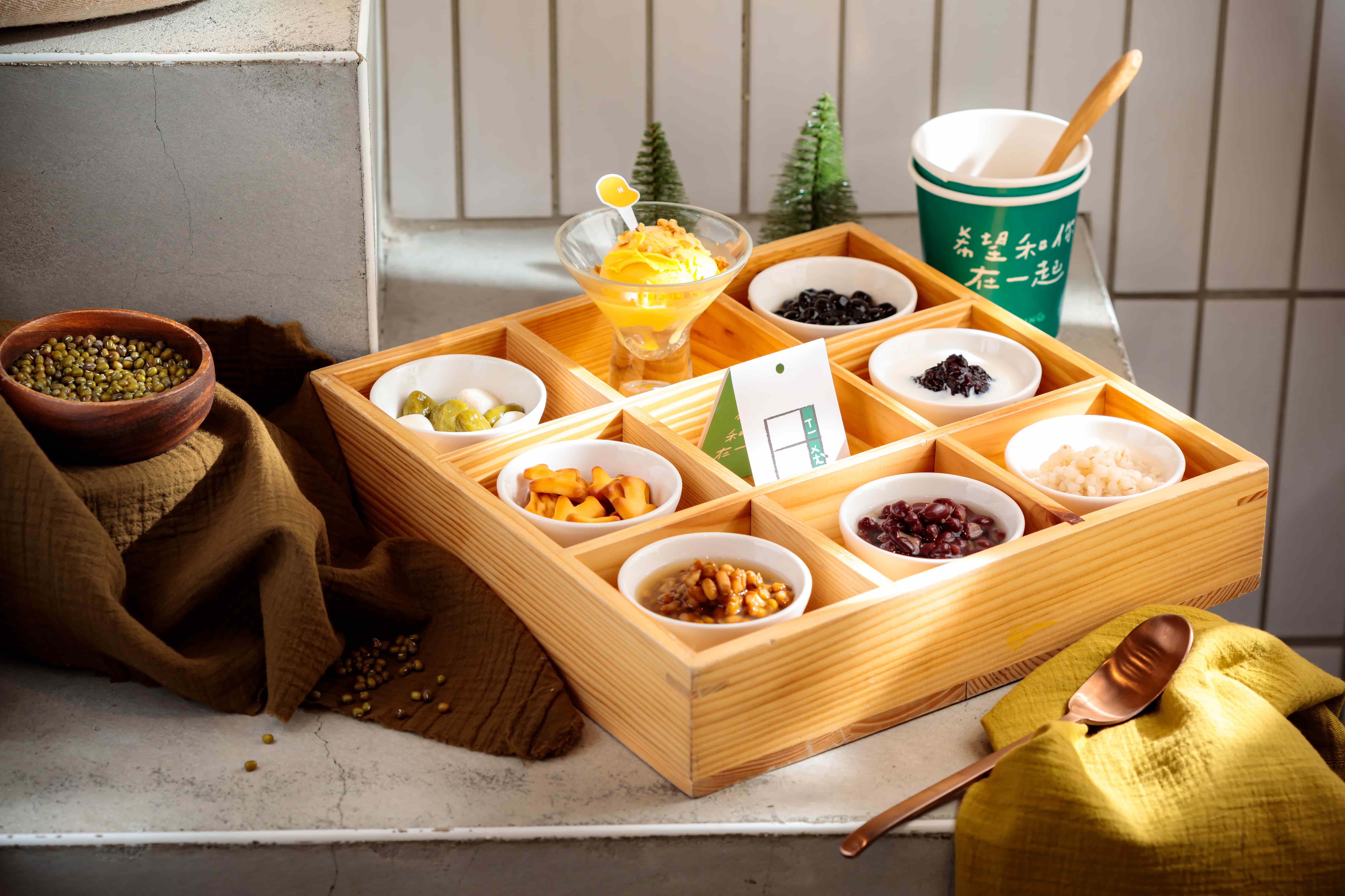 甜湯也能吃得像宮廷菜一樣豪華，「希望九宮格」包下所有招牌湯品、配料讓人減少選擇困擾。 