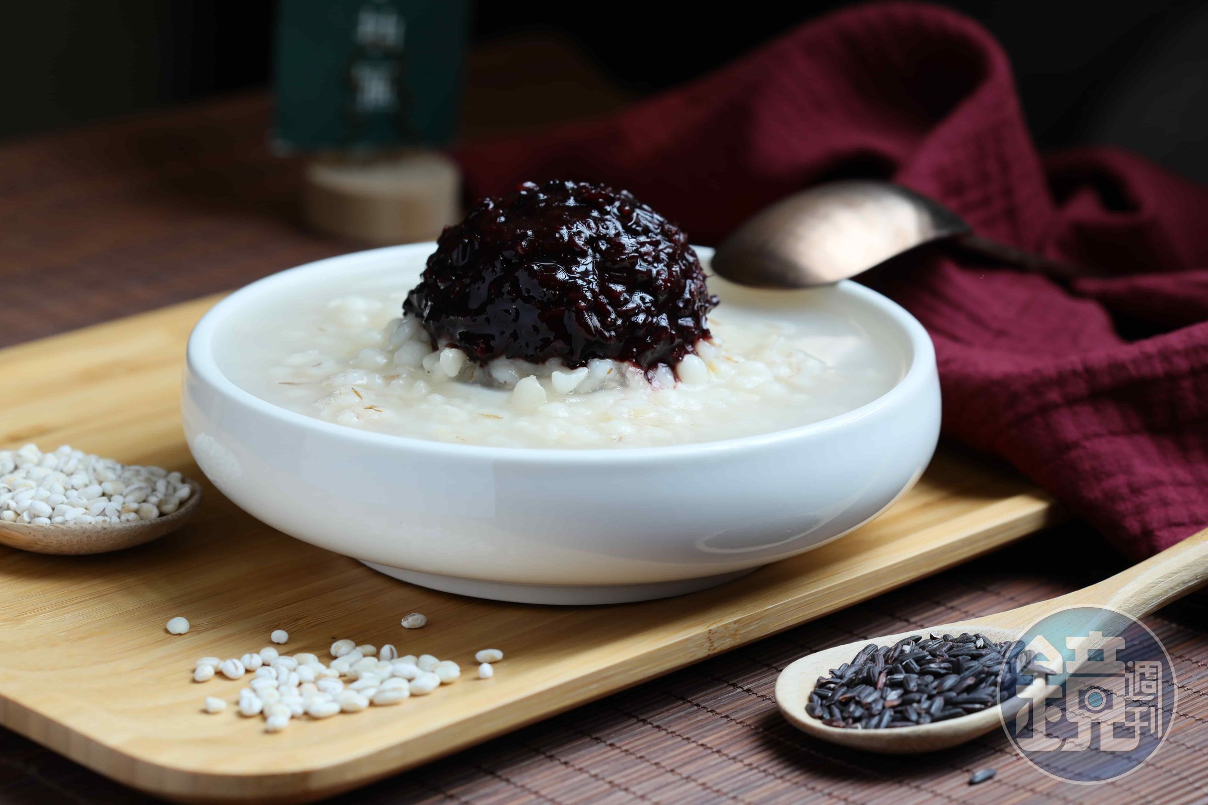 紫米軟柔卻不糊爛的「紫米薏仁湯」，風味清爽又養身。（60元／碗）