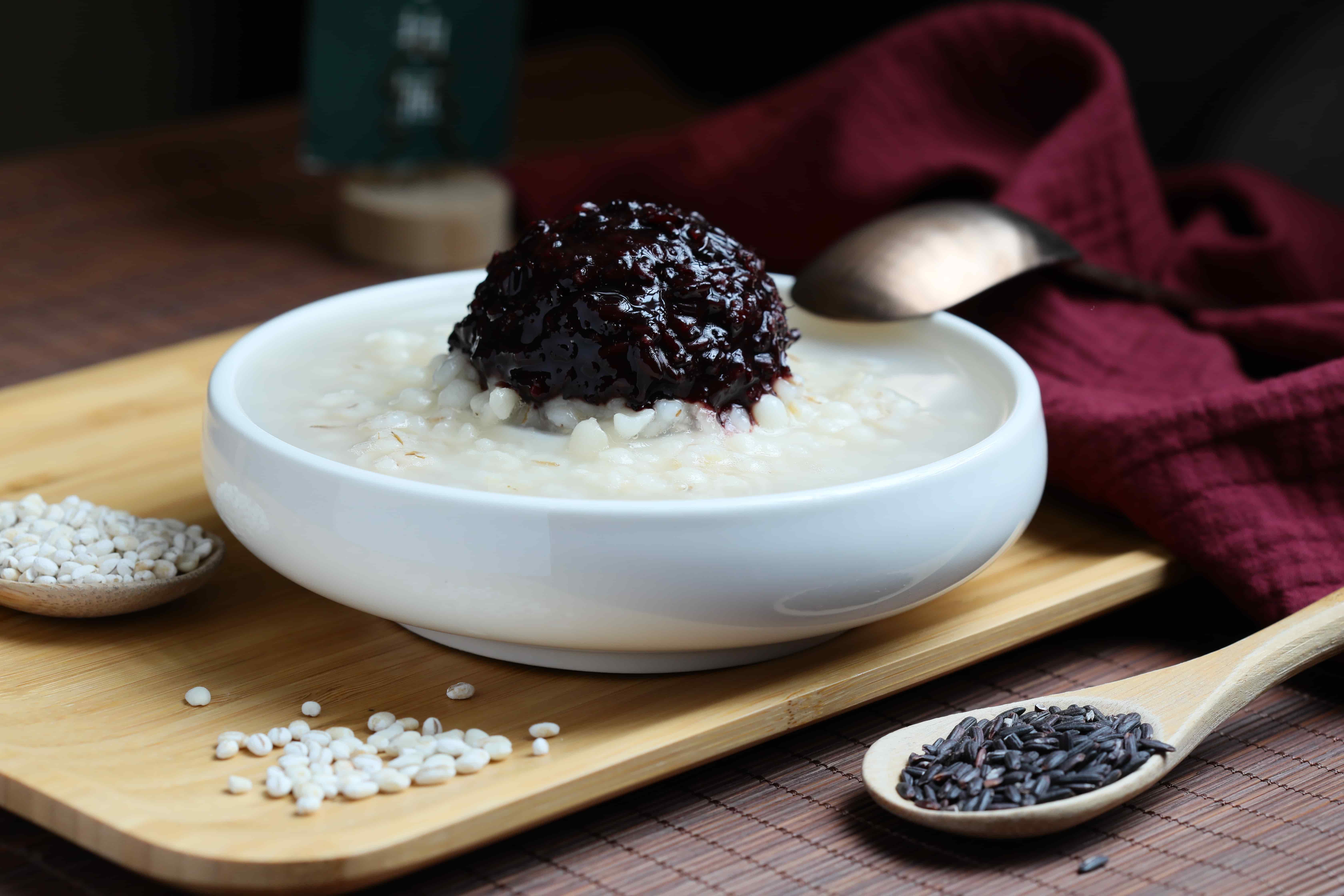 紫米軟柔卻不糊爛的「紫米薏仁湯」，風味清爽又養身。（60元／碗）