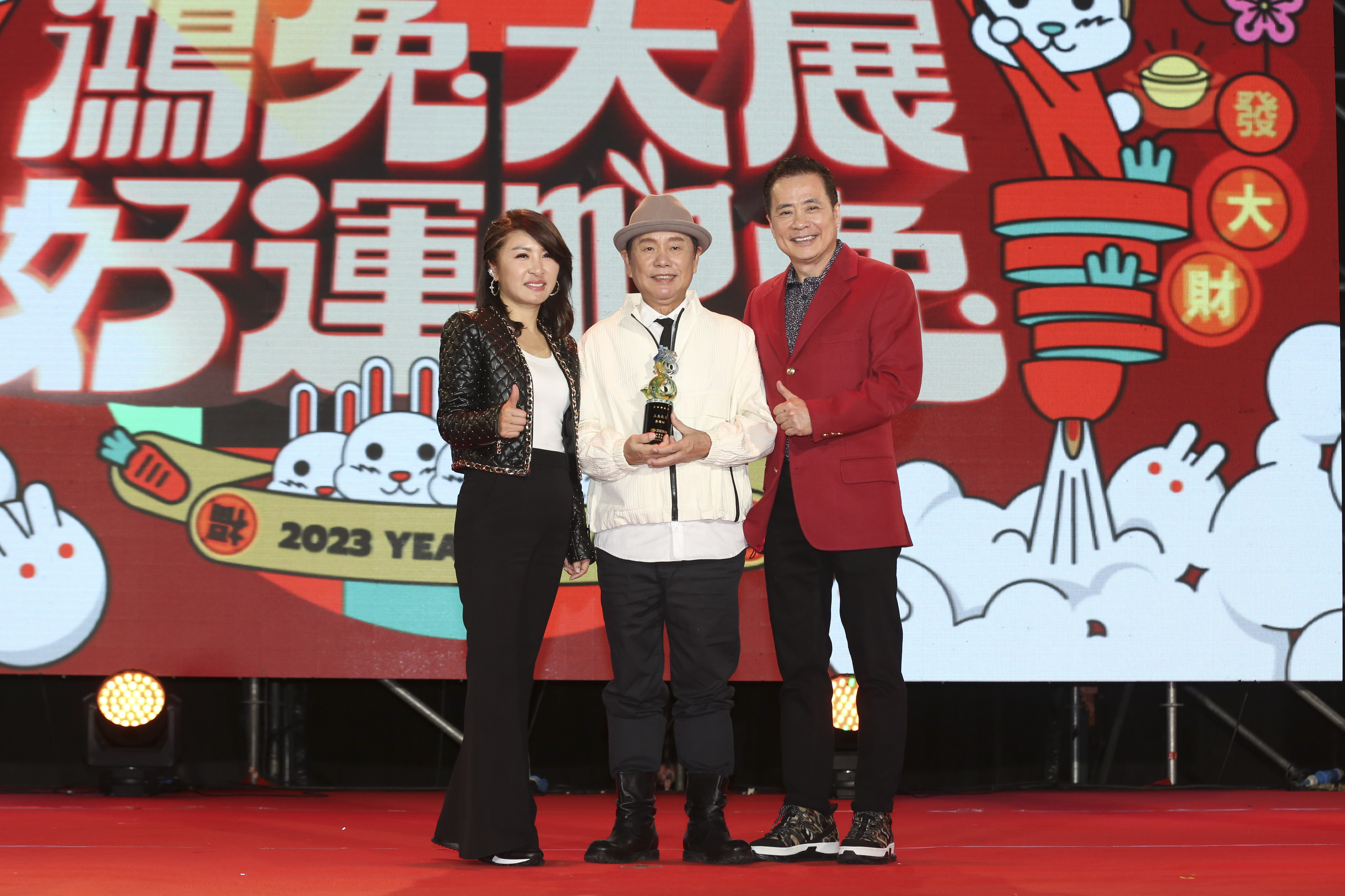 黃西田接受三立集團董事長頒發獎座。