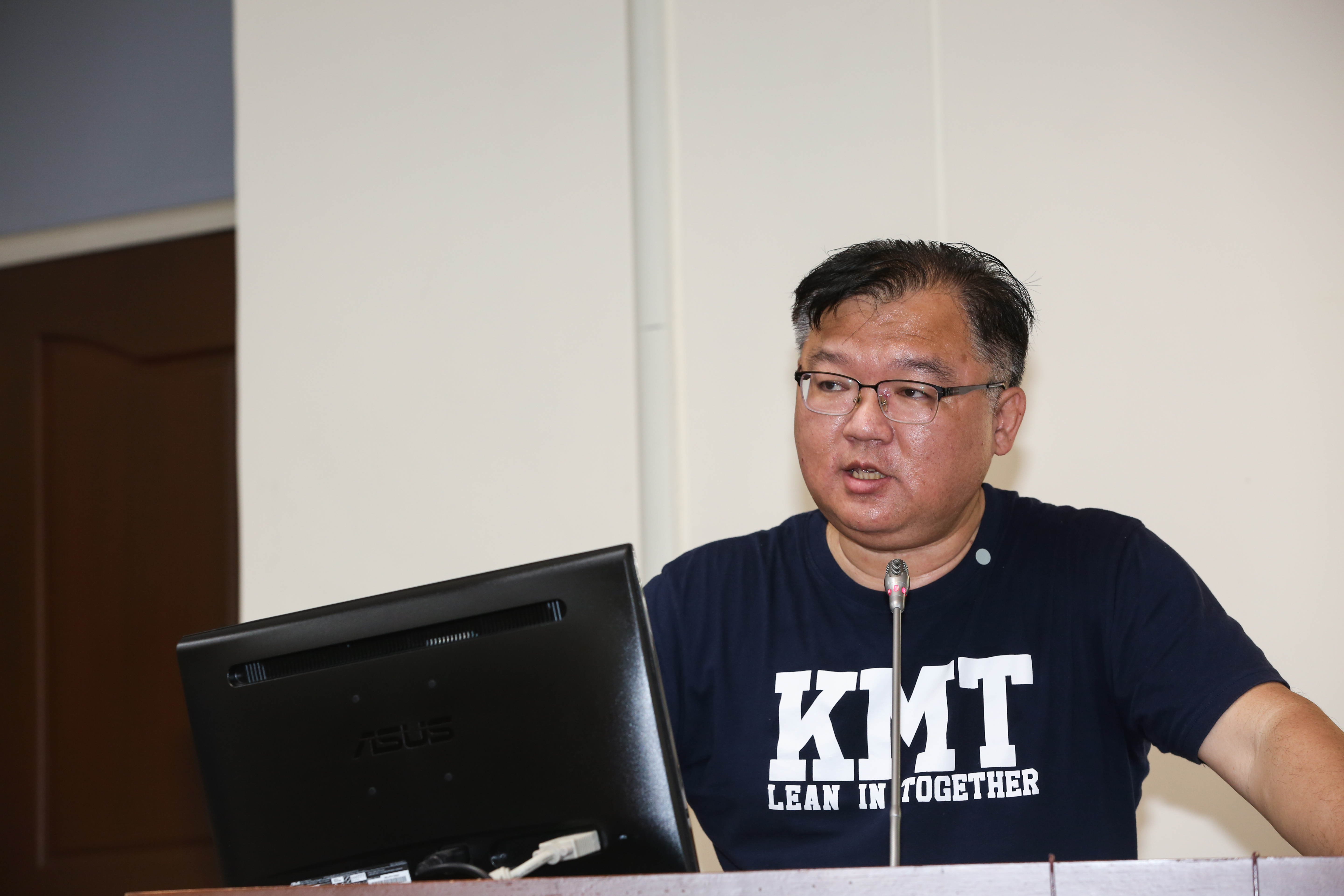 對於國民黨團提案立院禁養寵物，李德維稱不能有「只要我當立委，我想在哪裡養都可以」。（本刊資料照）