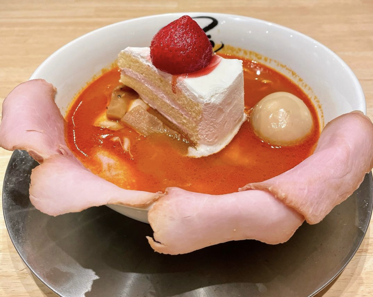 日本拉麵店「フラン軒」推出「草莓蛋糕辣味噌拉麵」。（翻攝フラン軒IG）