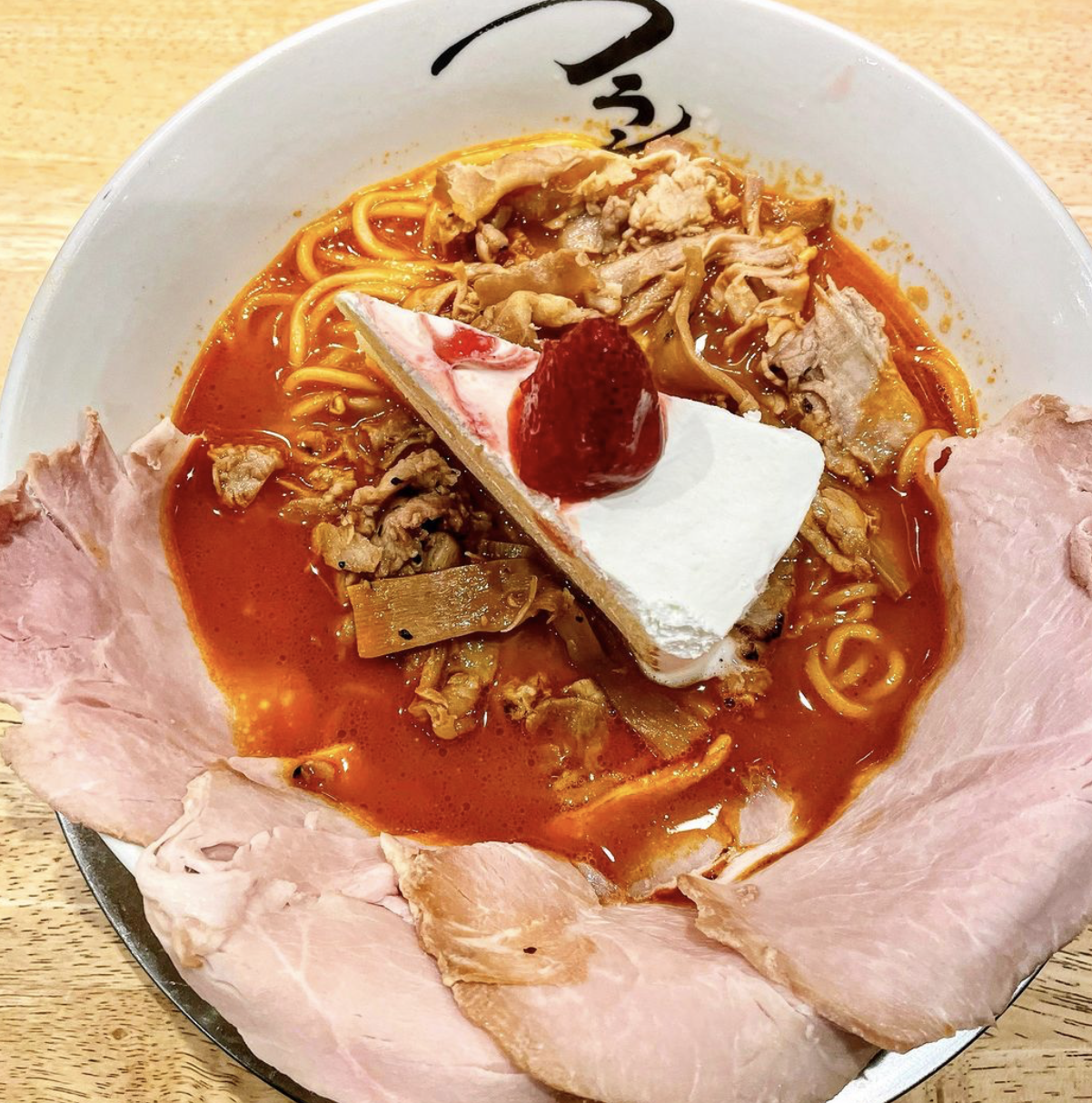 「草莓蛋糕辣味噌拉麵」,品項一如其名,就是把整塊草莓蛋糕放上去。(翻攝フラン軒IG)