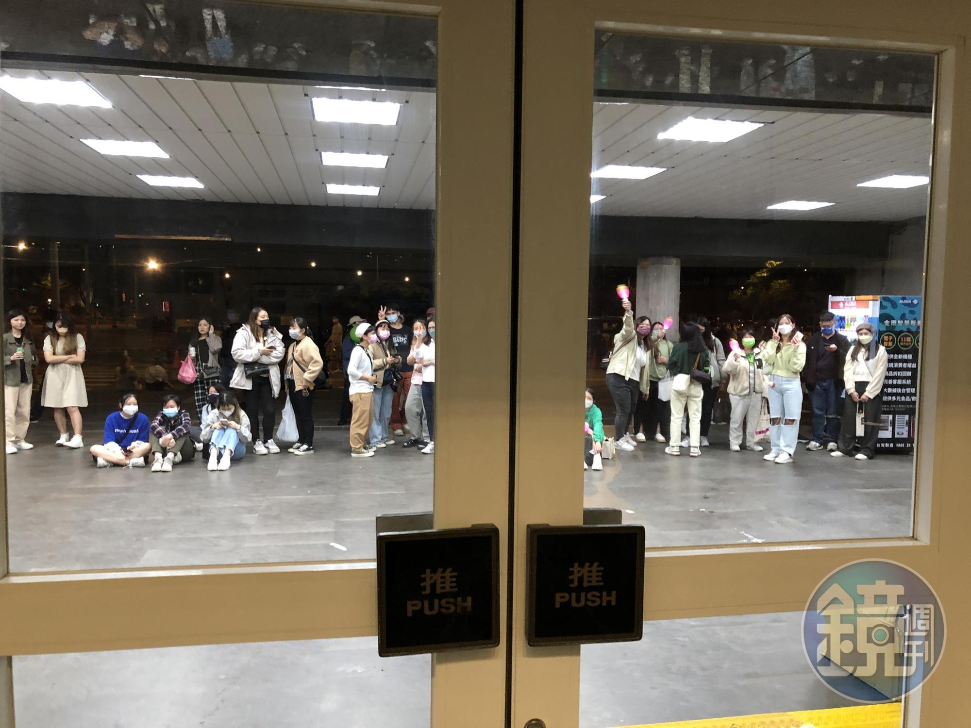 沒有買到MAMAMOO演唱會門票的粉絲們,坐在林口體育館門口「聽」現場。