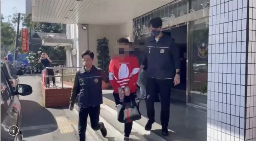 三峽警分局逮捕涉嫌毀損女記者座車的陳姓主嫌到案。(翻攝畫面)