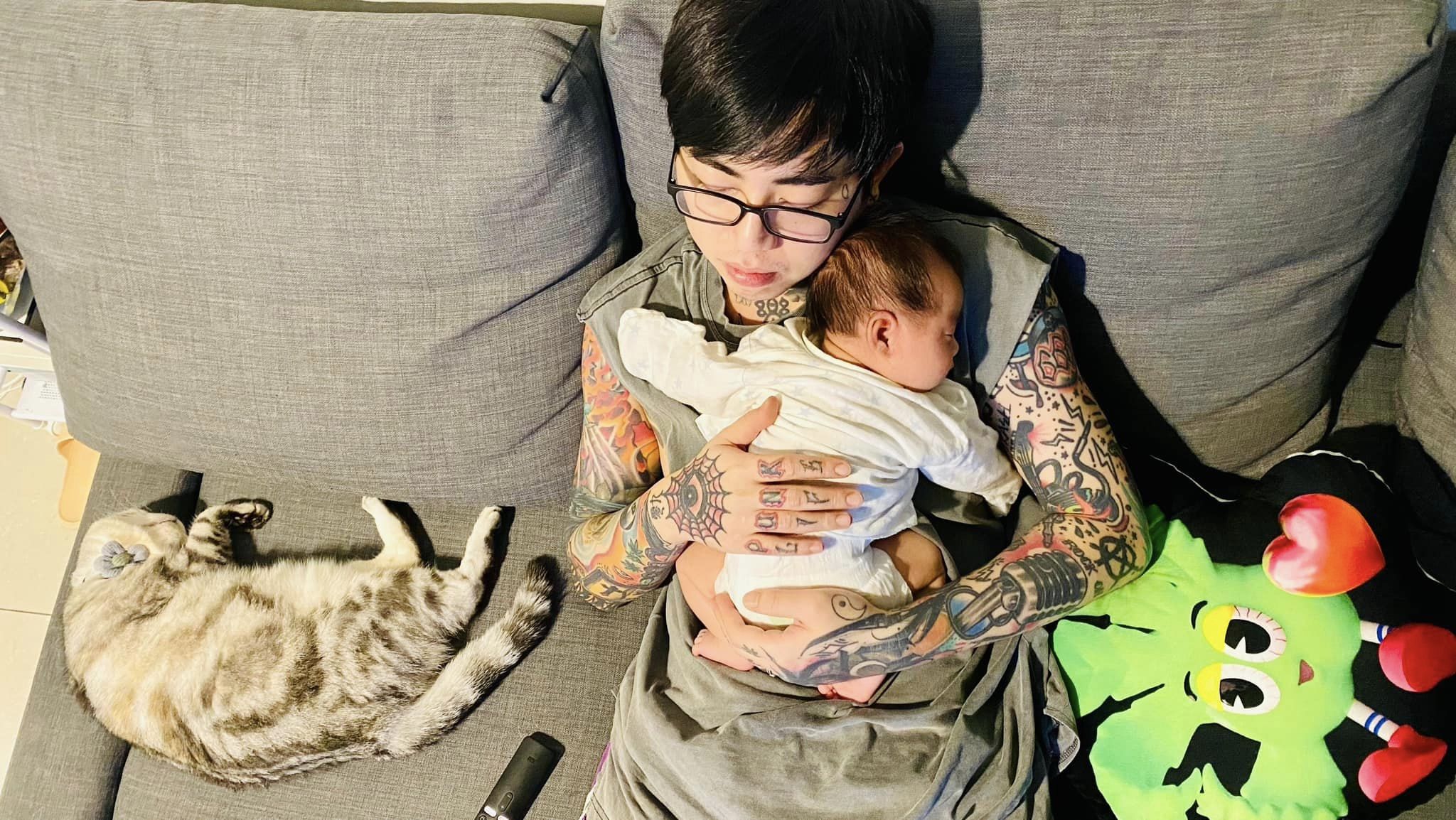 女兒出生後，謝和弦樂當「女兒傻瓜」。（翻攝自謝和弦臉書）