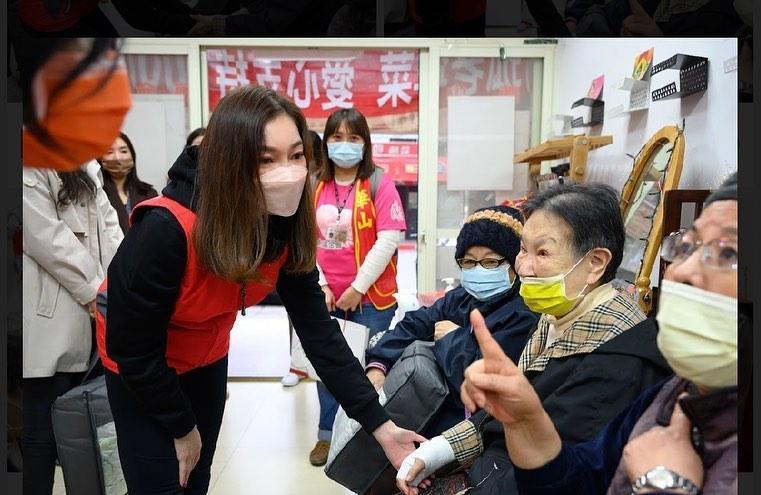 曾馨瑩到華山基金會探訪獨居長輩。(翻攝曾馨瑩IG)