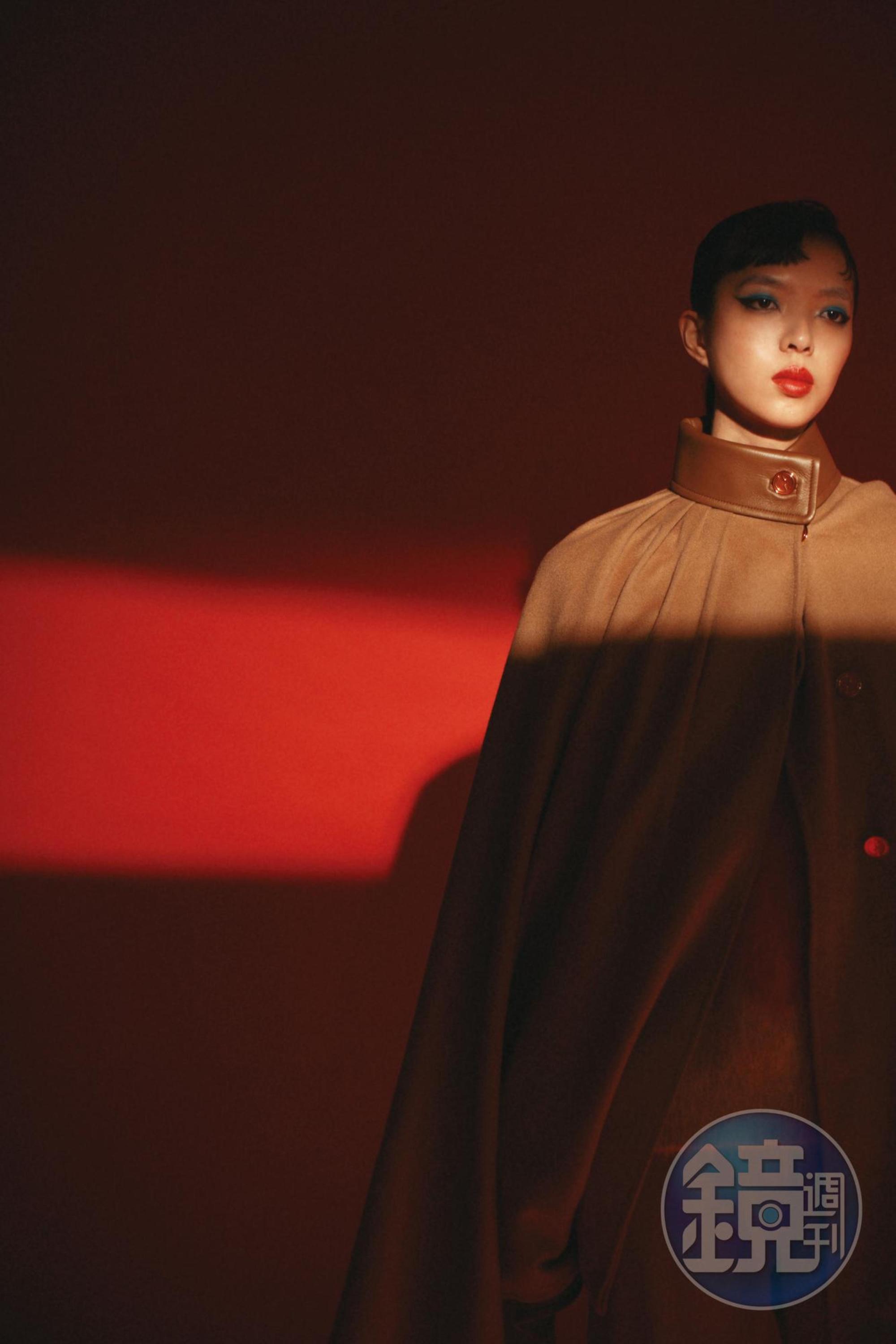 復古駝色高領羊毛斗篷外套 NT$111,000 by GUCCI／撞色拼接羊毛毛衣 NT$67,900 by BOTTEGA VENETA／復古駝色柔軟羊毛長褲 NT$45,500 by GUCCI