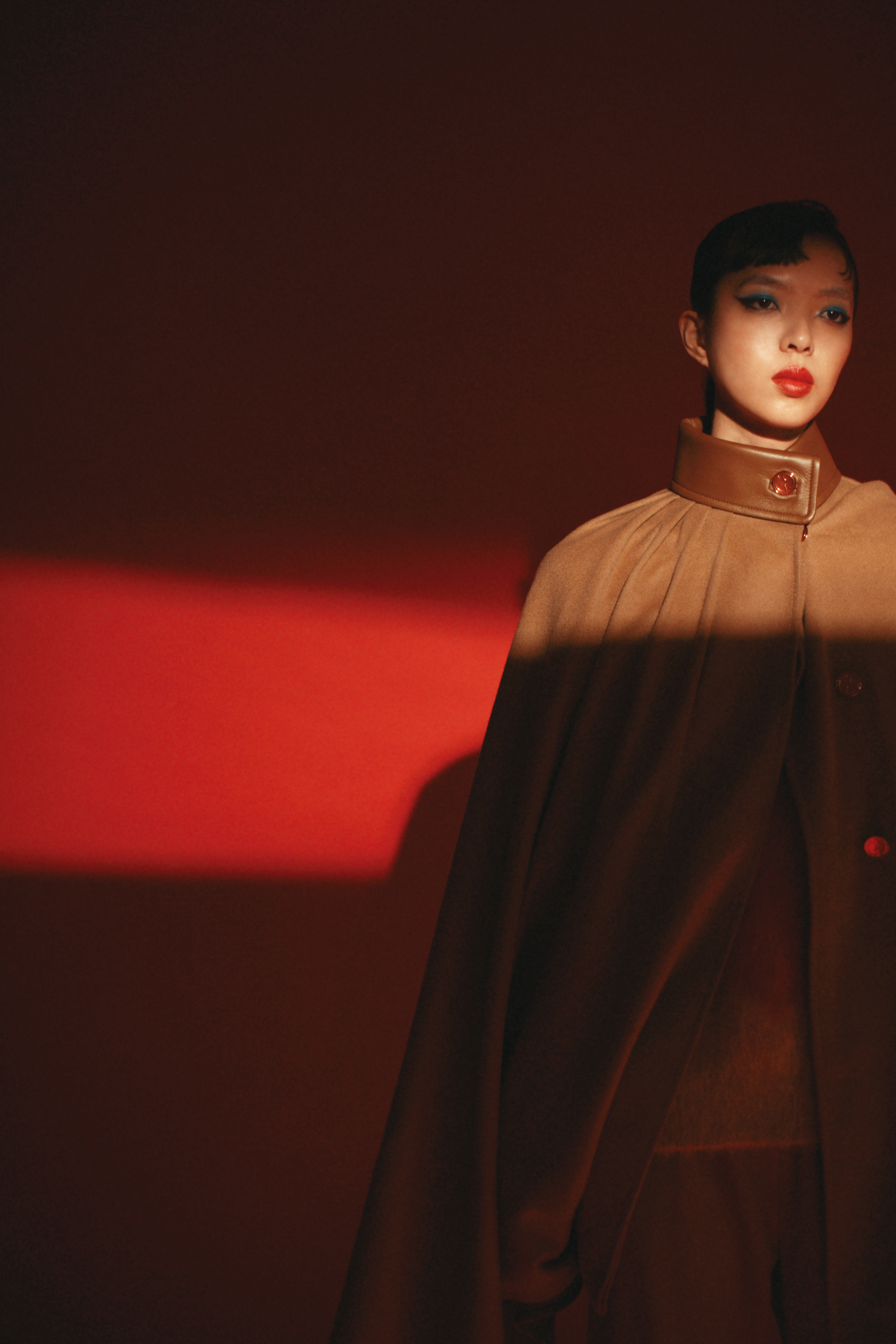 復古駝色高領羊毛斗篷外套 NT$111,000 by GUCCI／撞色拼接羊毛毛衣 NT$67,900 by BOTTEGA VENETA／復古駝色柔軟羊毛長褲 NT$45,500 by GUCCI
