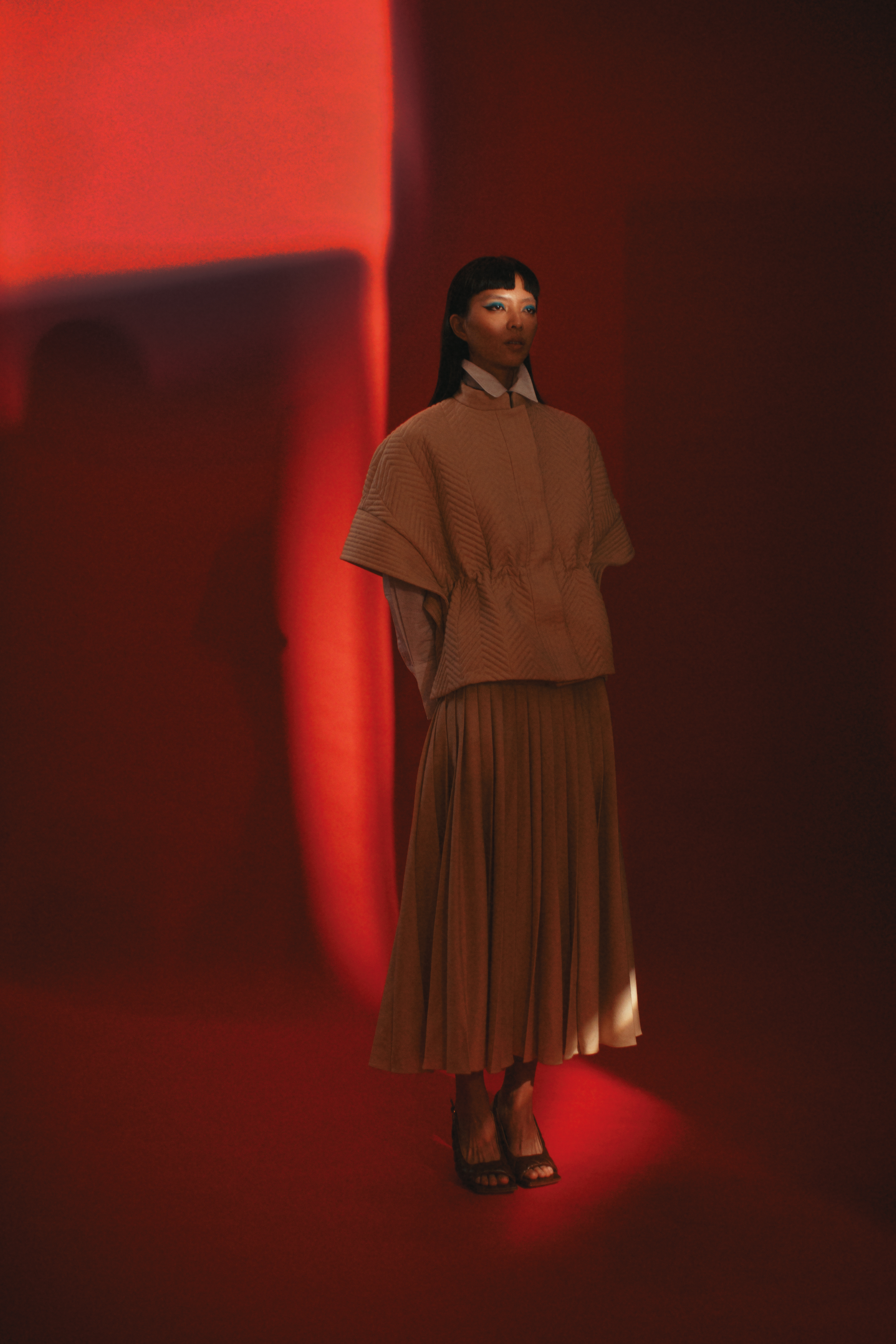 象牙色羊毛外套 NT$82,000 by GUCCI／白色襯衫 價格店洽 by H&M／象牙色羊毛百褶裙 NT$82,000 by GUCCI／Padded羊皮高跟鞋 NT$37,900 by BOTTEGA VENETA