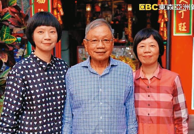 阿霞飯店原始主廚、第一代五弟吳壽春(中)與2位女兒,現在因商標權及經營權爭議,和二弟派的吳健豪互告。(翻攝阿霞飯店網路購物館臉書影片)