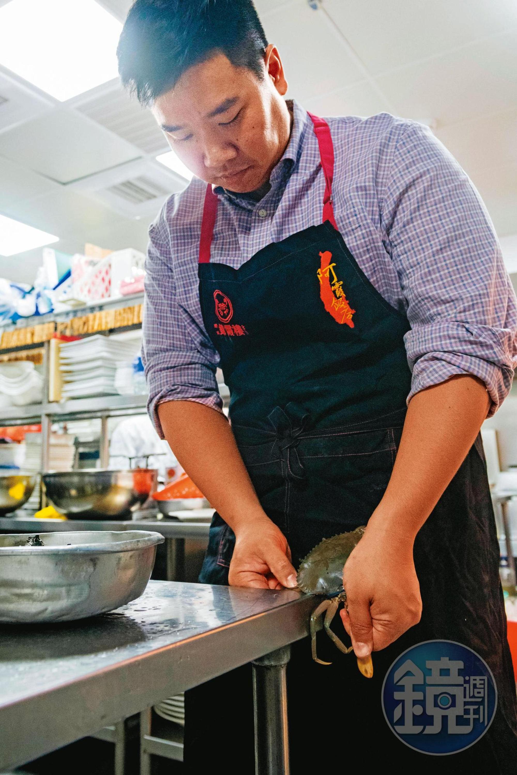 吳健豪曾在公開場合承認並未師承阿霞飯店正宗主廚吳壽春手藝,從來只能處理紅蟳及備料等工作,無法接觸鍋爐。