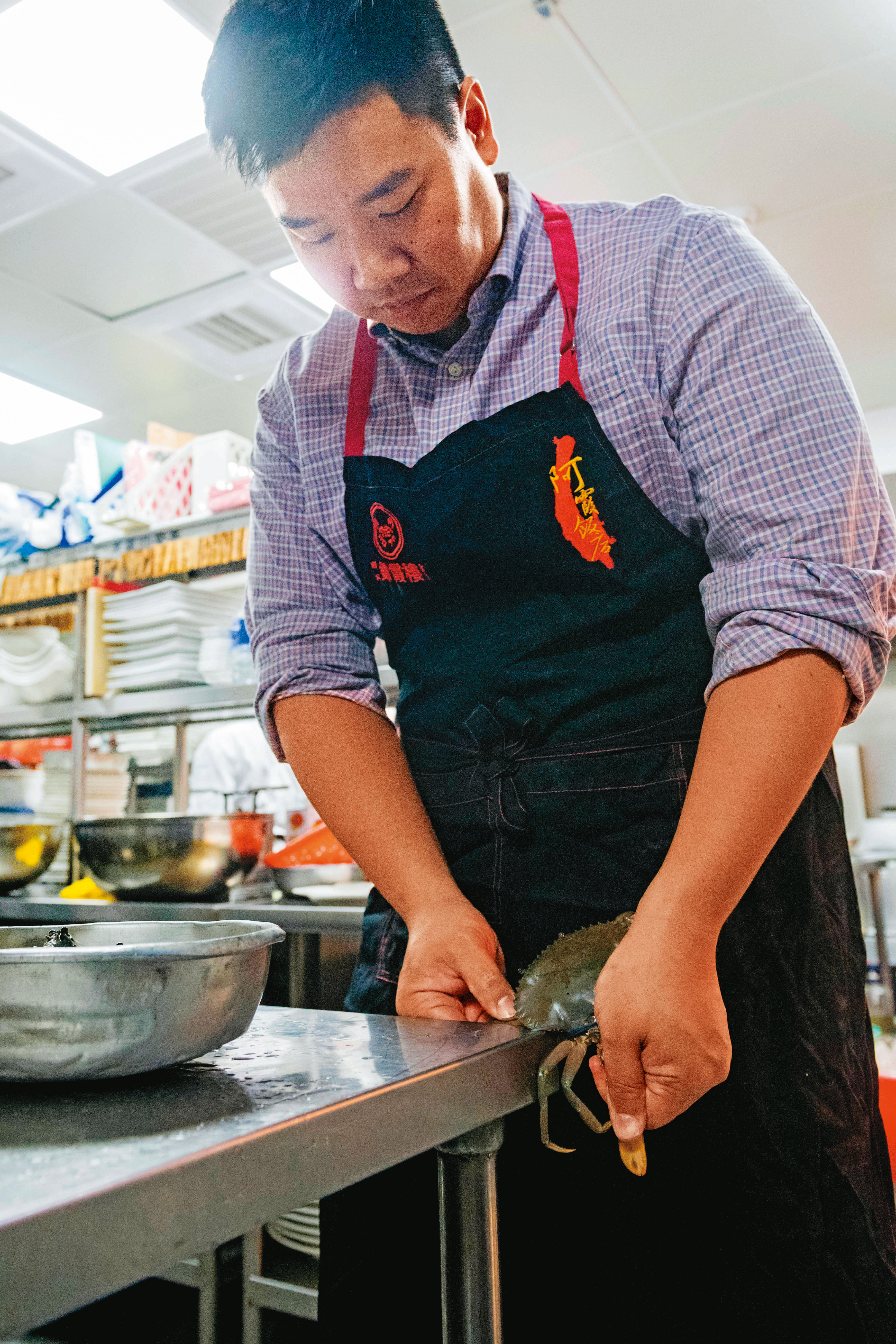 吳健豪曾在公開場合承認並未師承阿霞飯店正宗主廚吳壽春手藝，從來只能處理紅蟳及備料等工作，無法接觸鍋爐。