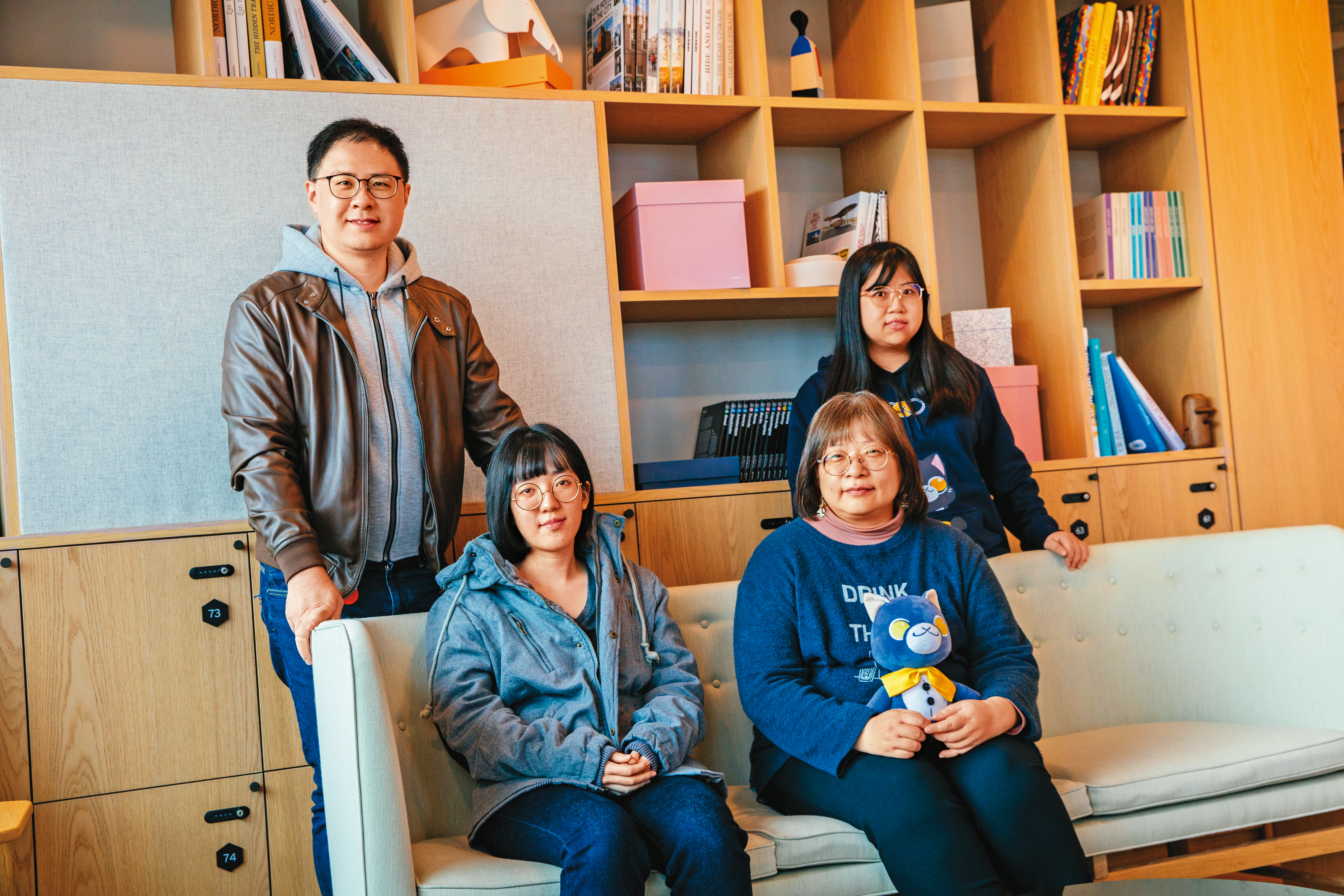 陳宏睿（後排左起）、王潔英共同創辦「CxC創利市集」，漫畫家十八日（前排左）與小說家卡西尼星環（前排右）都在平台刊載作品，經營自己的品牌。