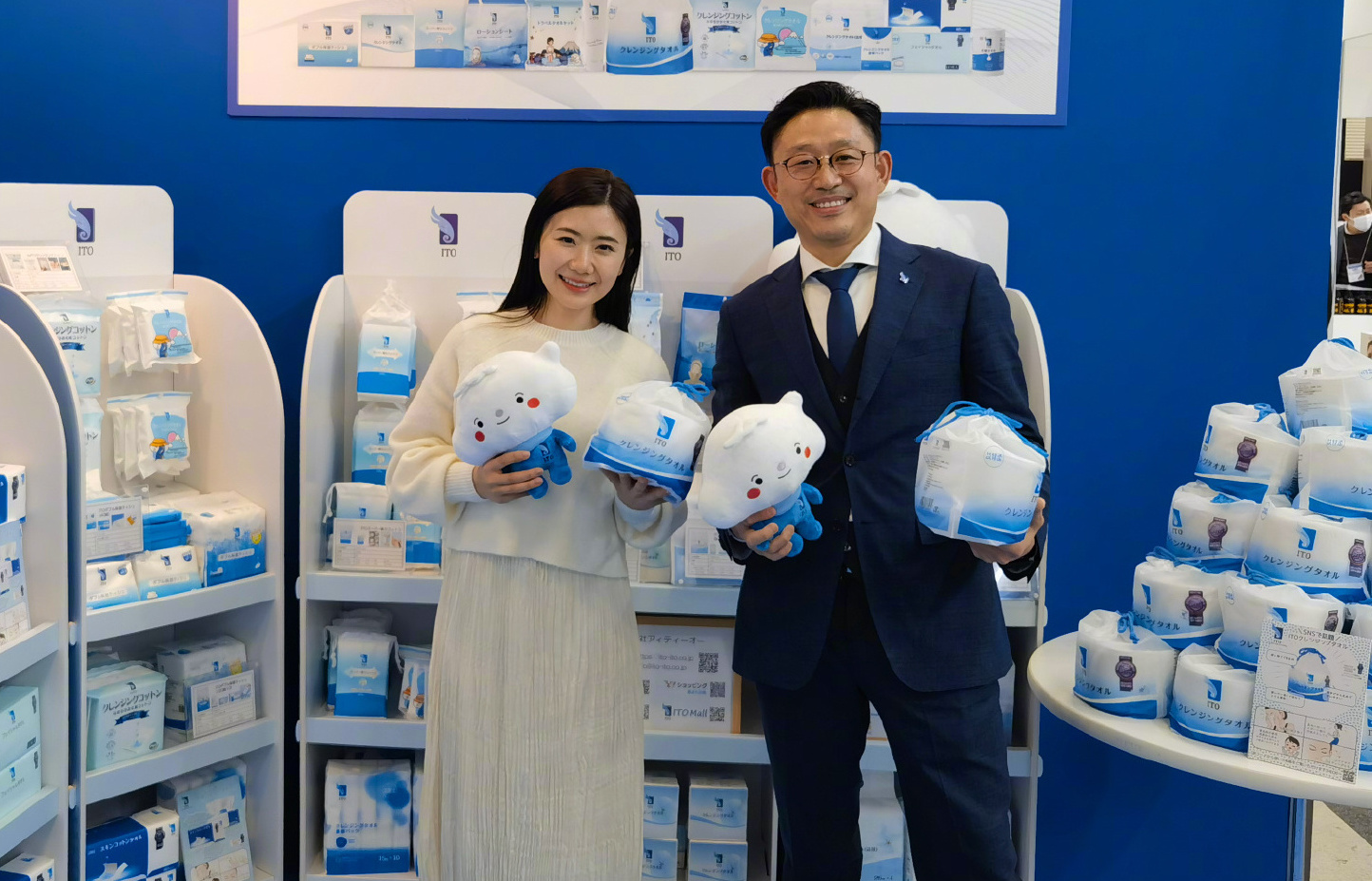 福原愛現身東京超市,為自己代言的洗臉巾宣傳。(翻攝福原愛微博)