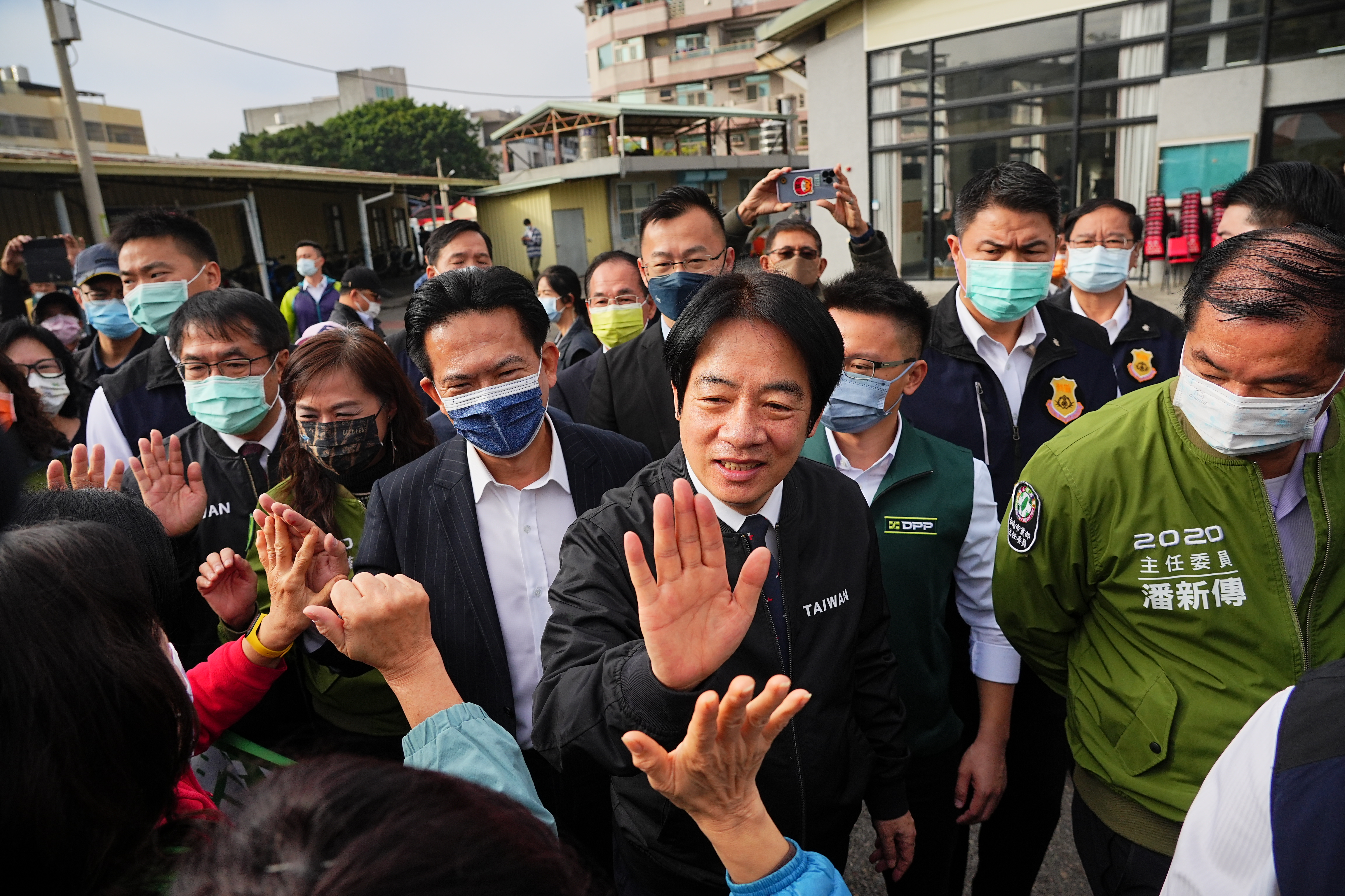 賴清德昨與黨員座談後，今一早前往投開票所進行補選投票，路上遇到許多支持者熱烈歡迎。