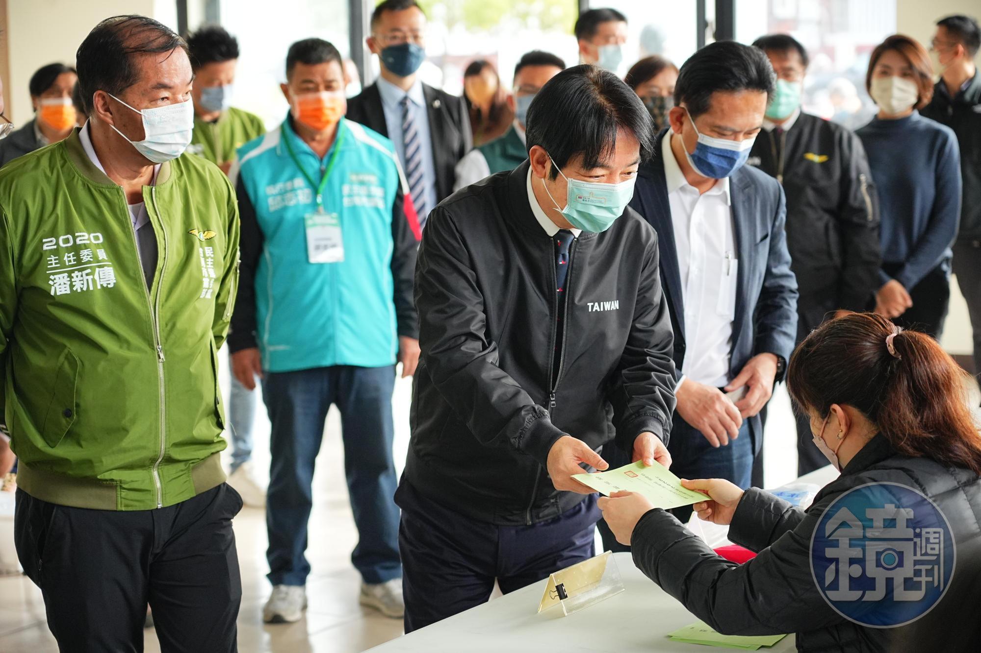 賴清德今在台南完成黨主席補選投票。