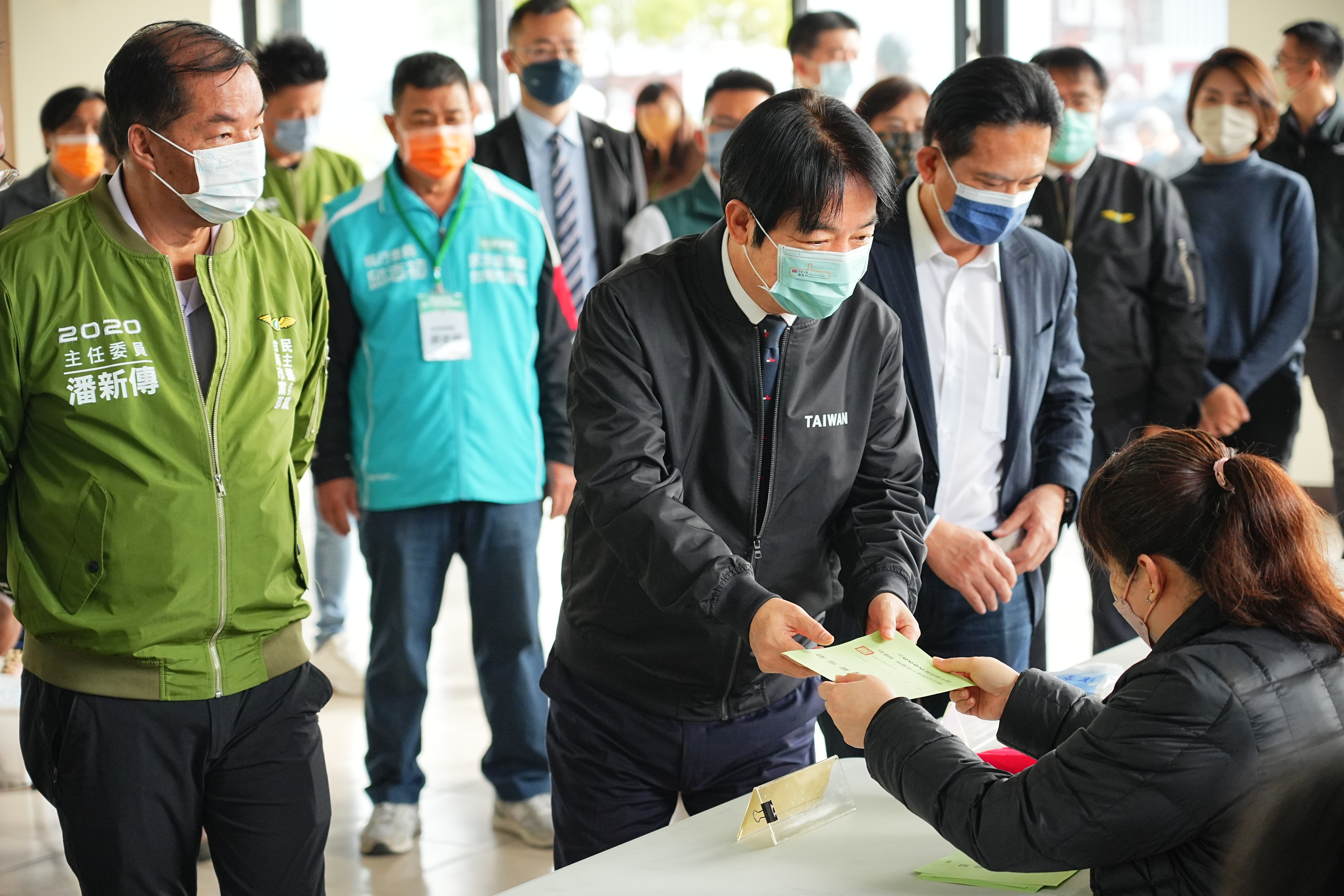 賴清德今在台南完成黨主席補選投票。