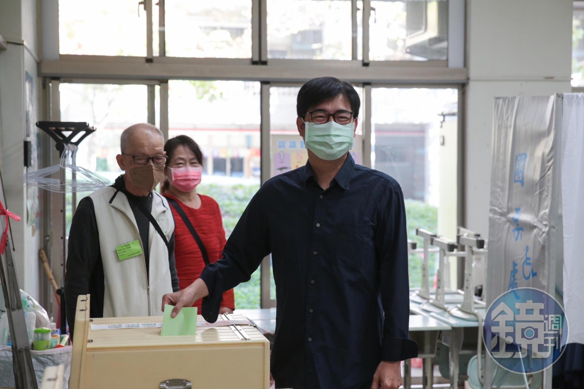 民進黨代理黨主席陳其邁上午在龍華國中投開票所完成投票，呼籲黨員們踴躍投票，用實際行動支持新任黨主席。