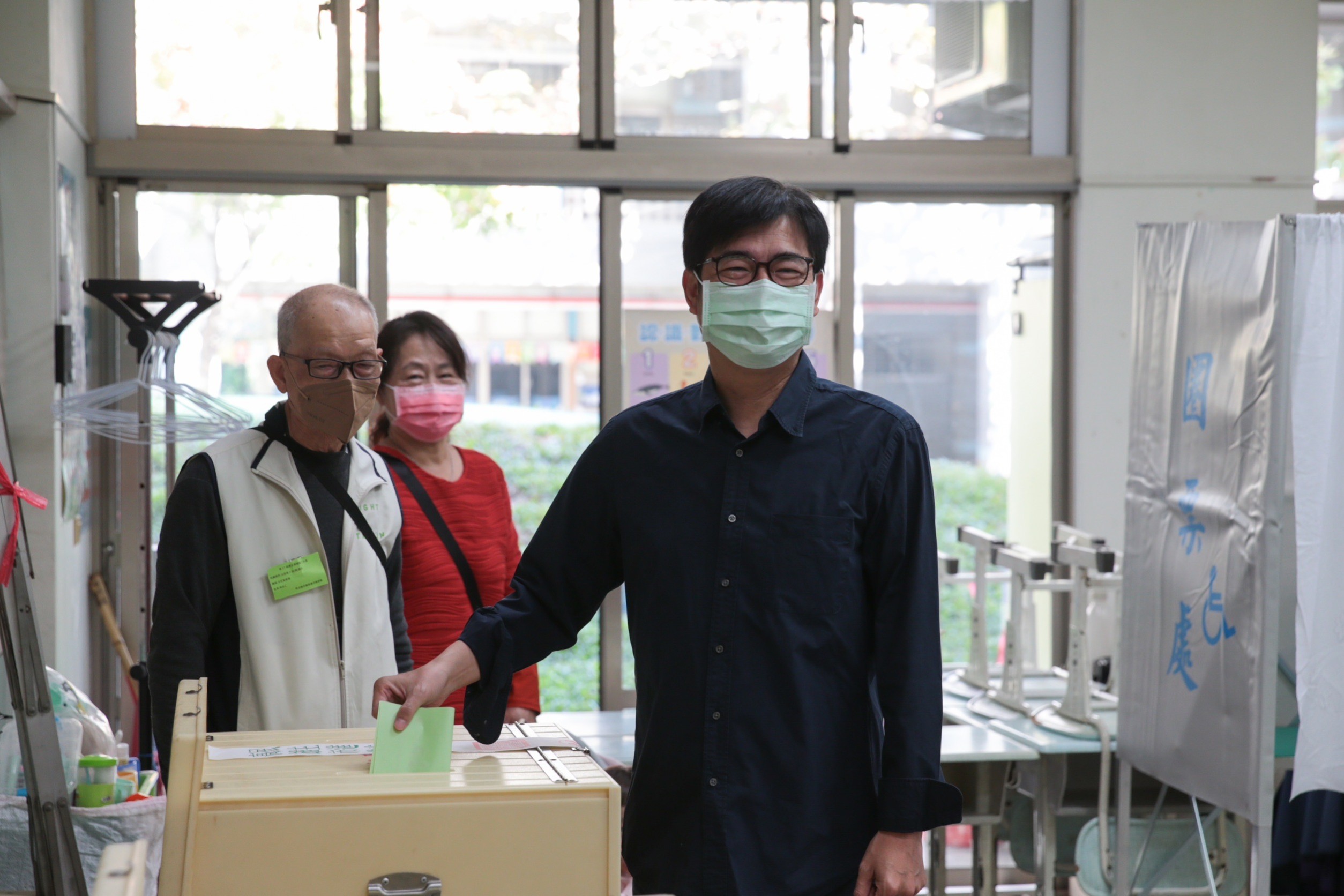 民進黨代理黨主席陳其邁上午在龍華國中投開票所完成投票，呼籲黨員們踴躍投票，用實際行動支持新任黨主席。
