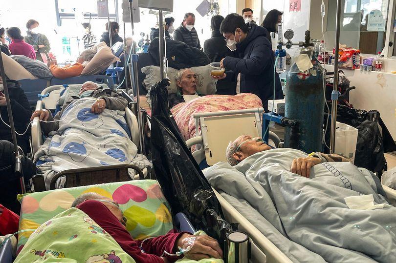 中國官方公布近1個月染疫死亡6萬人,你信嗎?外媒推測「多10倍」嚇死人。(翻自《美國之音》)