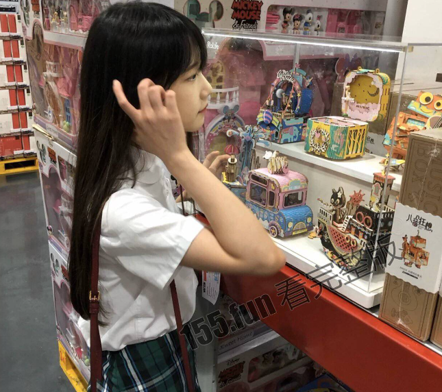 「吃土少女」平時走清純可愛路線。（翻自《黑料不打烊》）