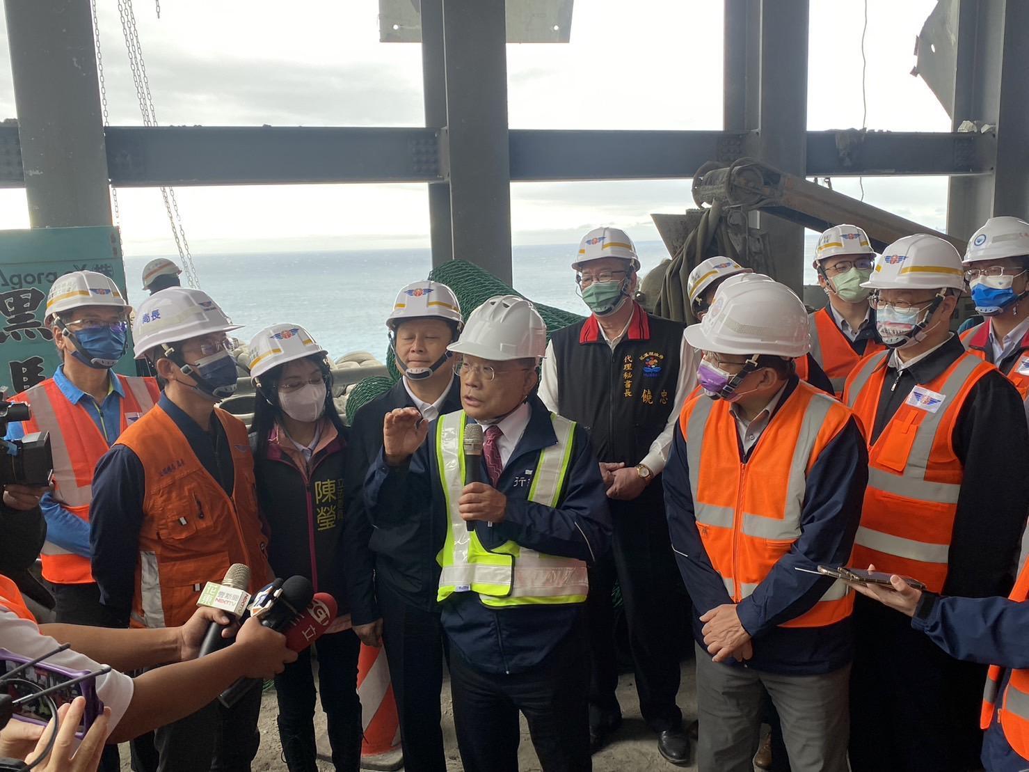 政院蘇貞昌院長今天率眾前往花蓮視察蘇花公路搶修進度。(公總提供)