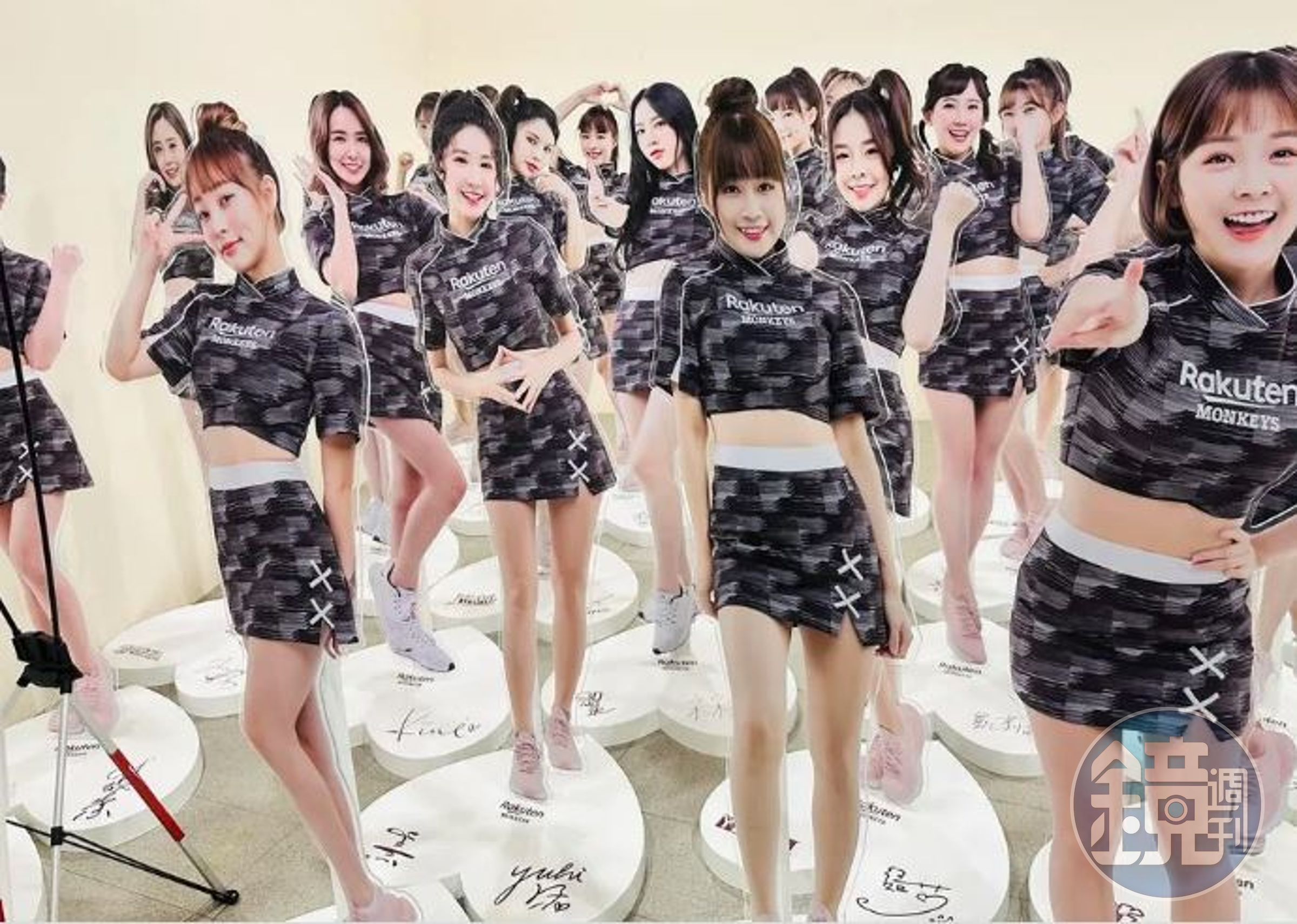 樂天女孩的人形立牌上架15分鐘內就售完,藍藍的更在1分鐘內被搶標。(翻攝自網路、藍藍臉書)