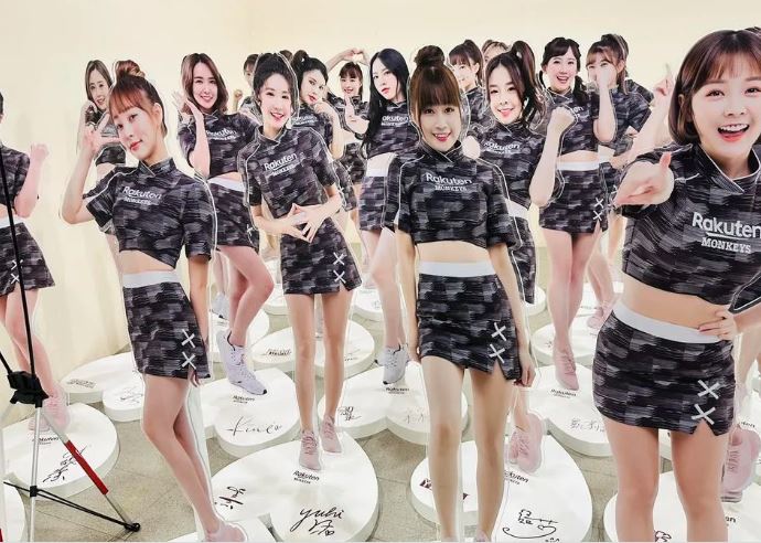 樂天女孩的人形立牌上架15分鐘內就售完,藍藍的更在1分鐘內被搶標。(翻攝自網路、藍藍臉書)
