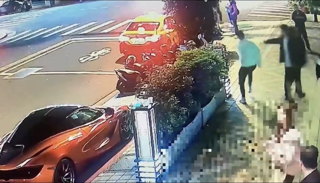4酒醉男子打群架。（翻攝畫面）