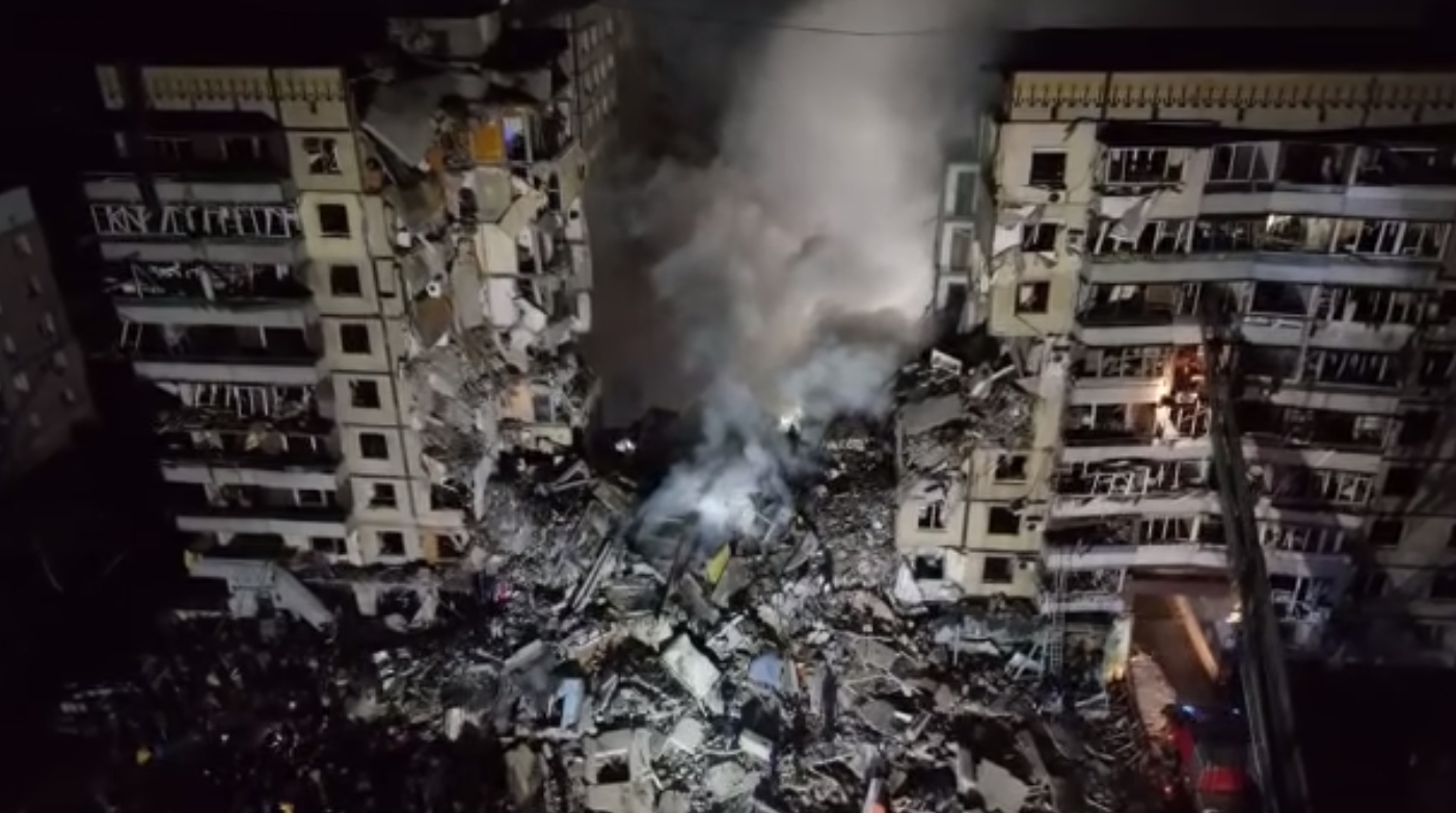 烏克蘭中南部城市的第聶伯羅一處公寓大樓遭俄羅斯飛彈炸毀，當局正努力搶救受困民眾。（翻攝自澤倫斯基臉書）